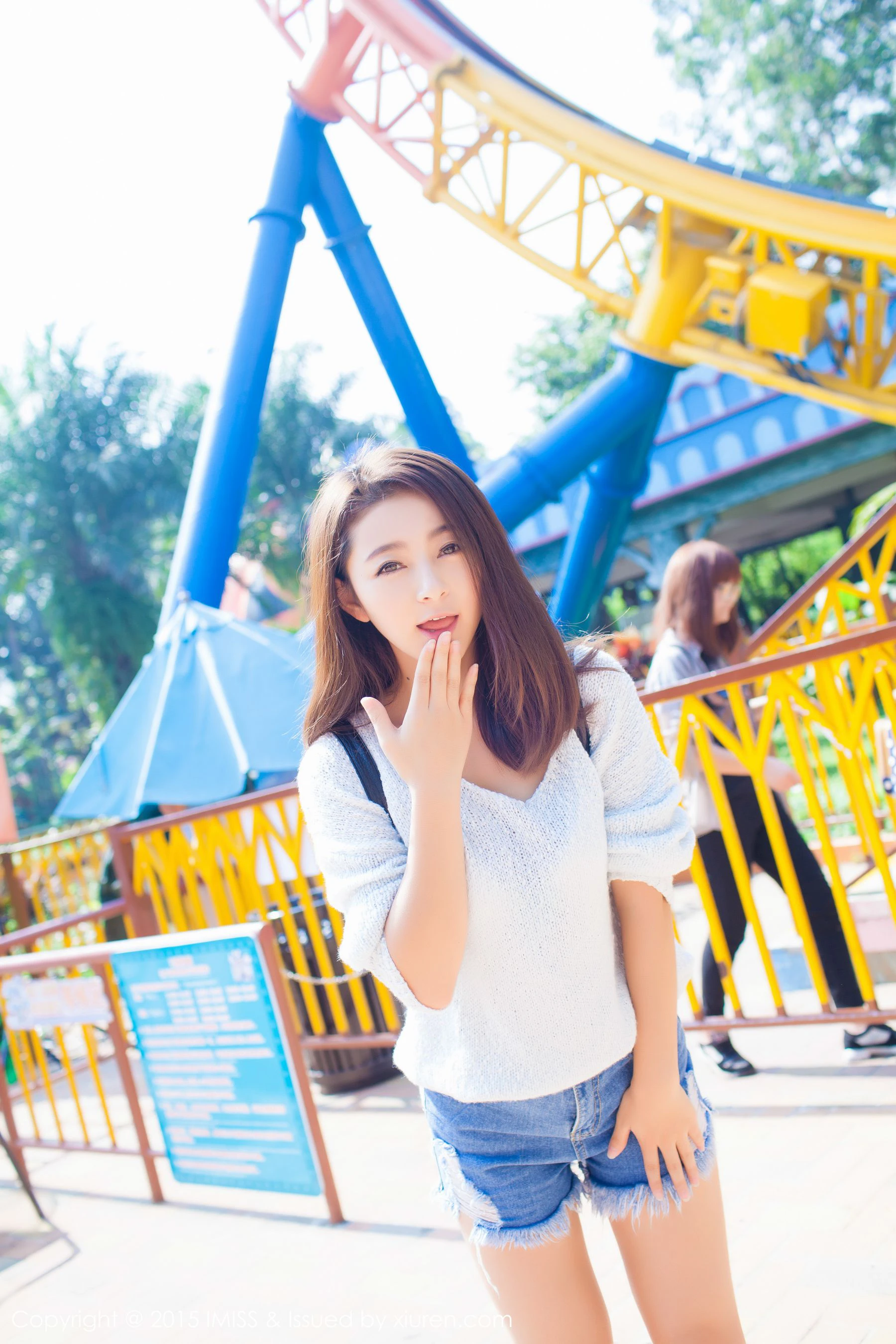 夏茉GIGI《牛仔热裤街拍》 爱蜜社IMiss Vol.049插图3