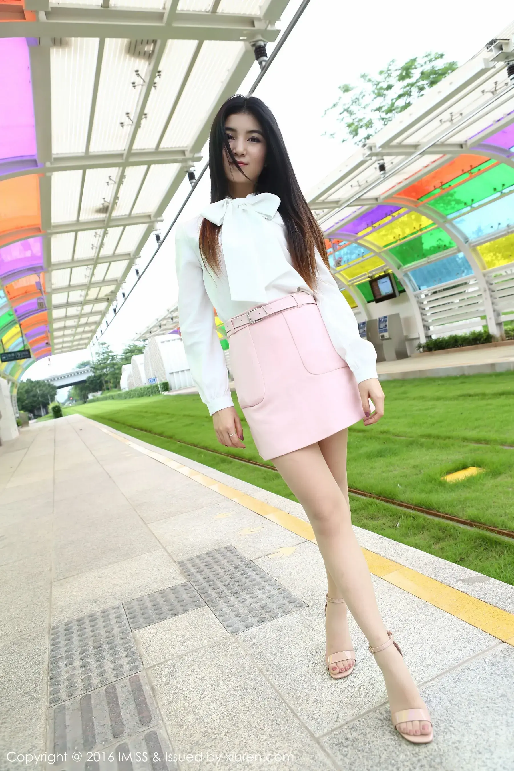 Winki丝姬《街拍丝袜美腿+车内丝袜诱惑》 爱蜜社IMiss Vol.094插图3