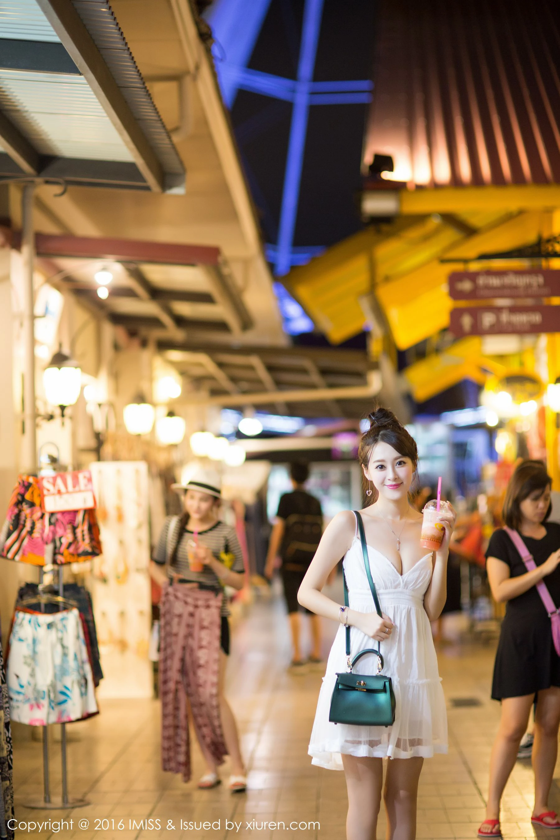 王曼妮好Q 《街拍+泳池旁小清新系列》爱蜜社IMiss Vol.141插图1