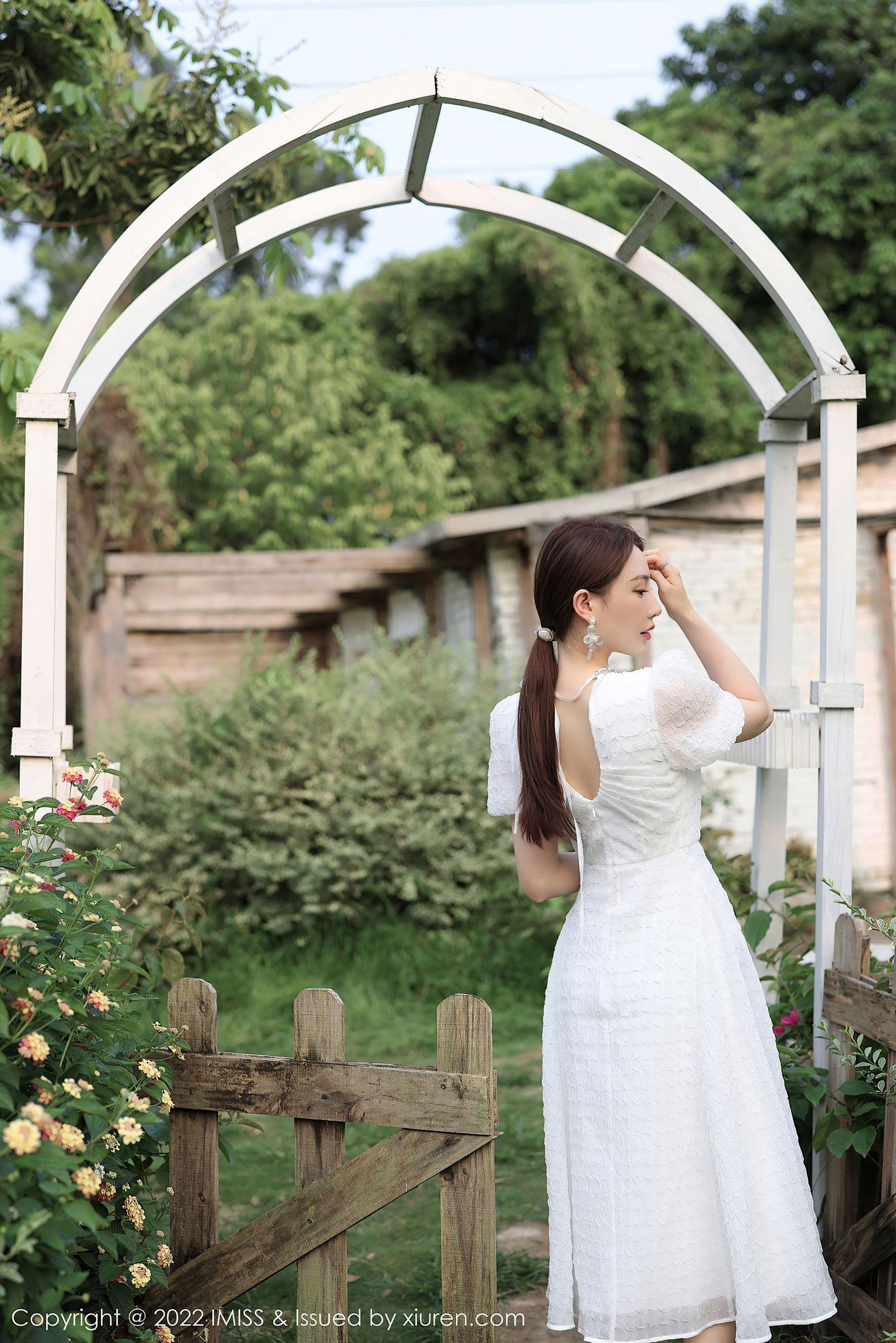 爱蜜社 VOL.682 Lynn刘奕宁 户外美腿插图6