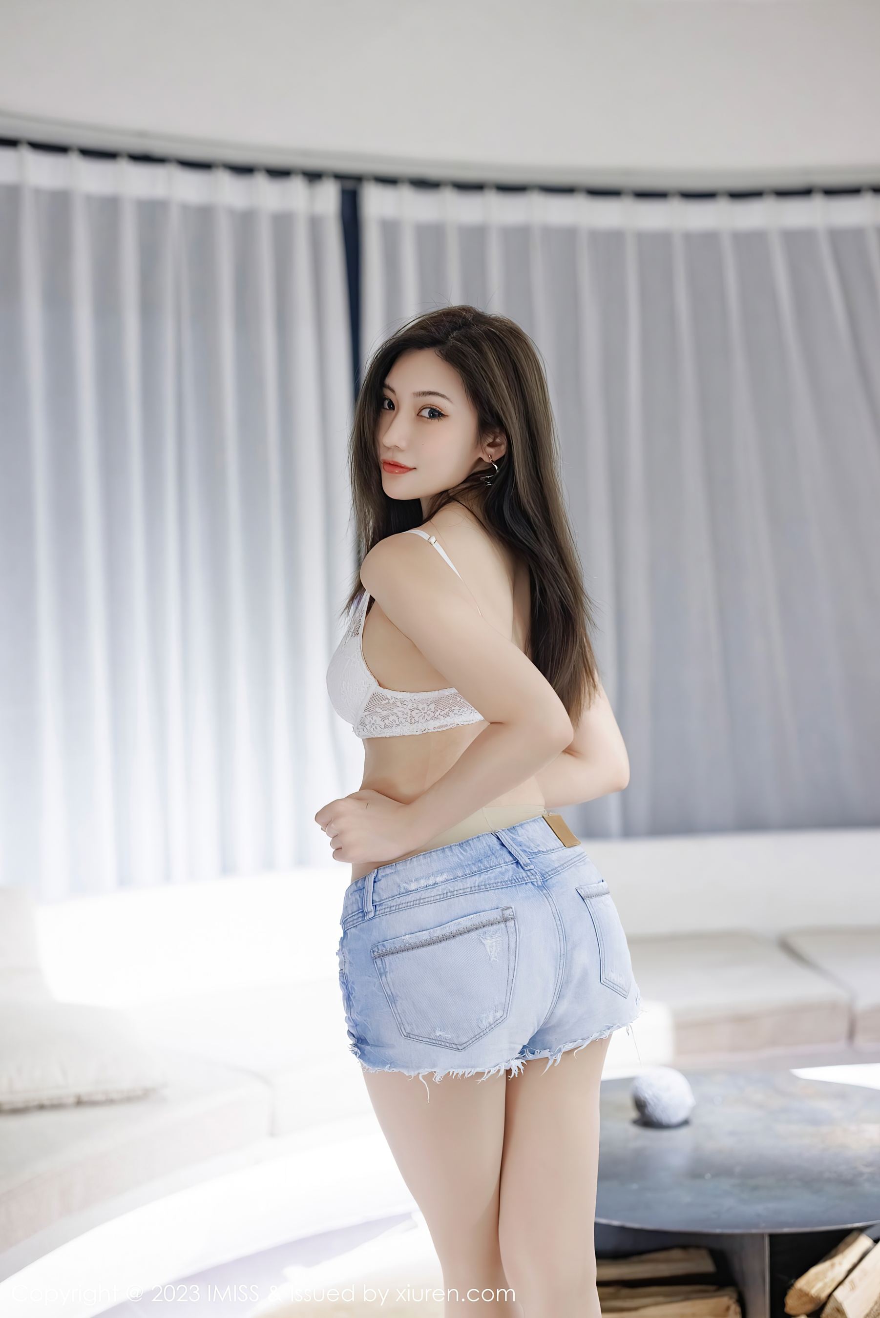 爱蜜社 VOL.727 小狐狸Kathryn 超短裤美腿插图1