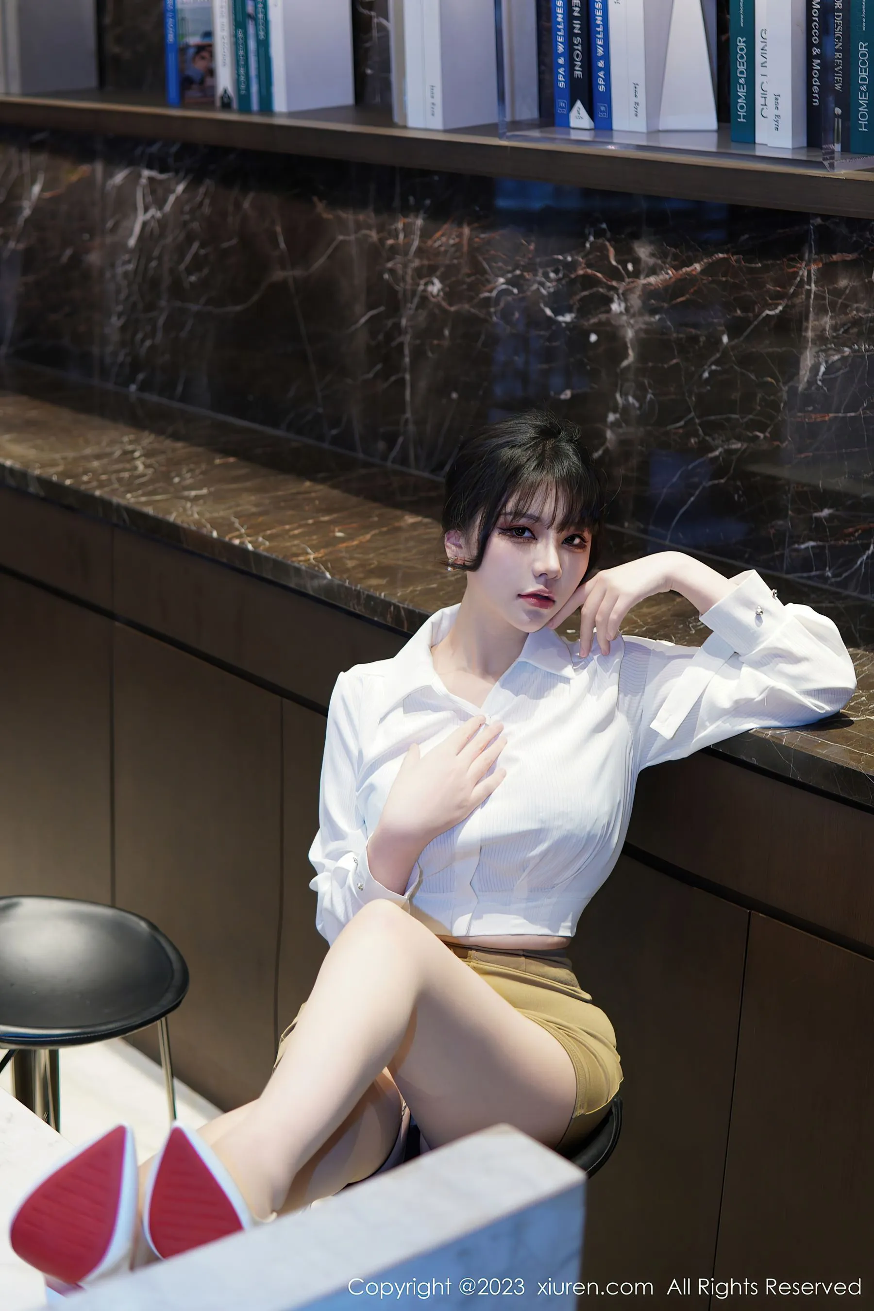 秀人网 No.6111 桃桃子_ 短裙美腿第14张