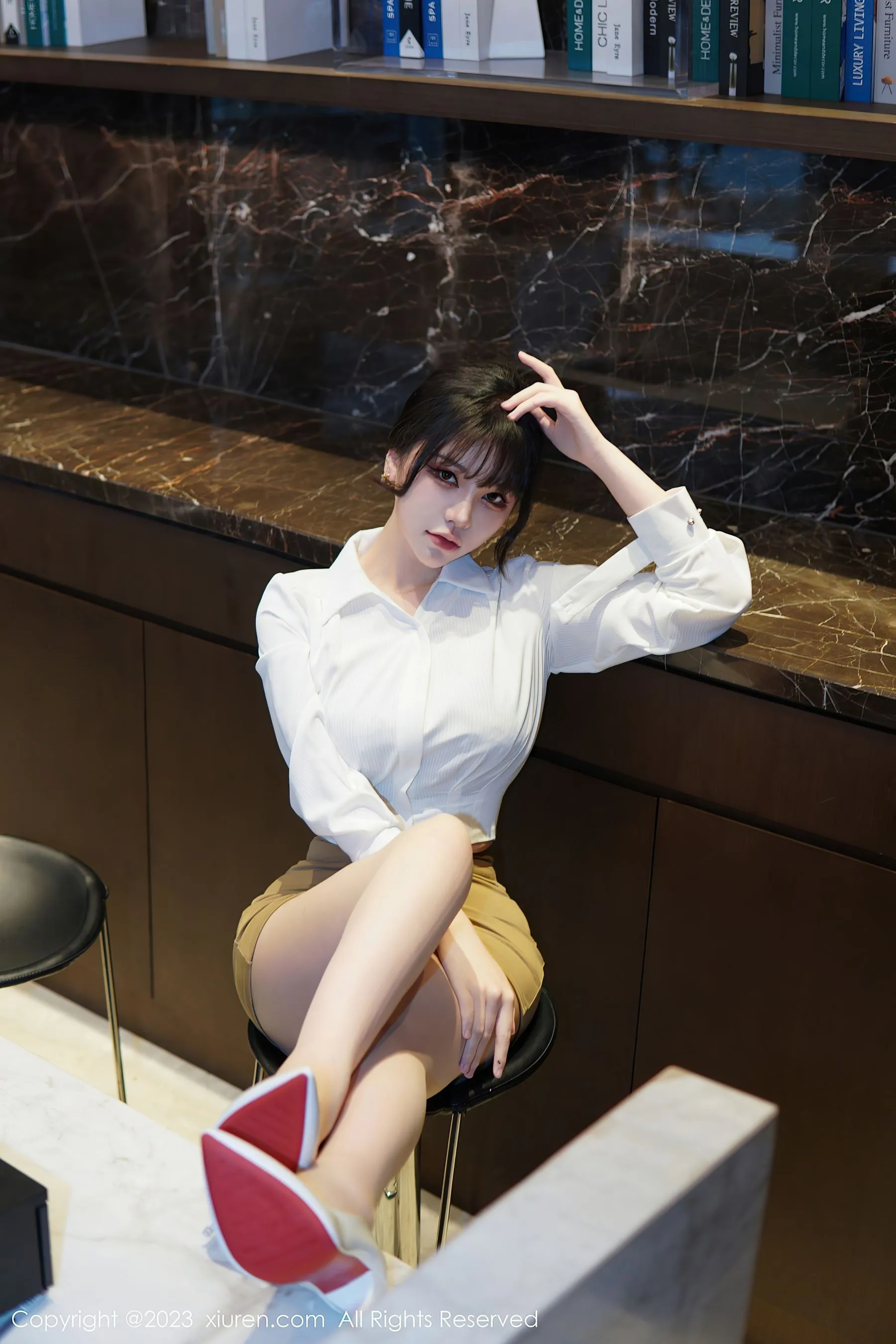 秀人网 No.6111 桃桃子_ 短裙美腿第14张