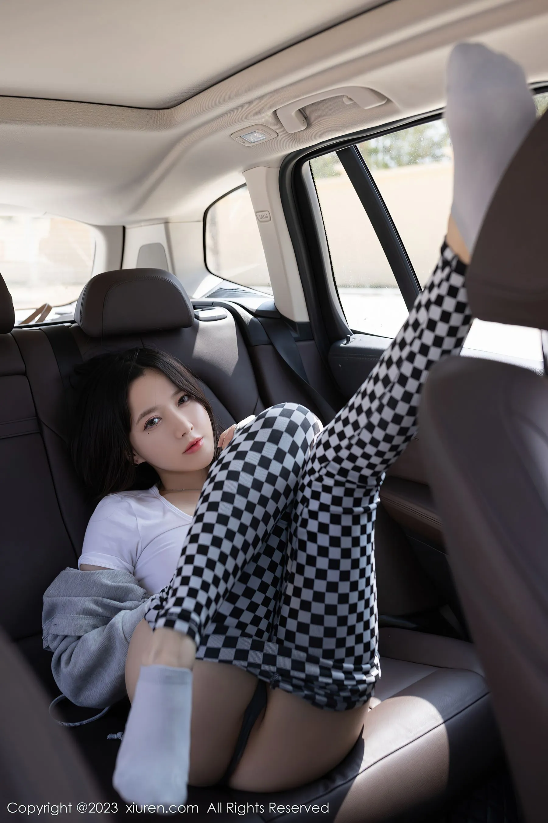 秀人网 No.6541 鱼子酱Fish 车拍美腿插图6