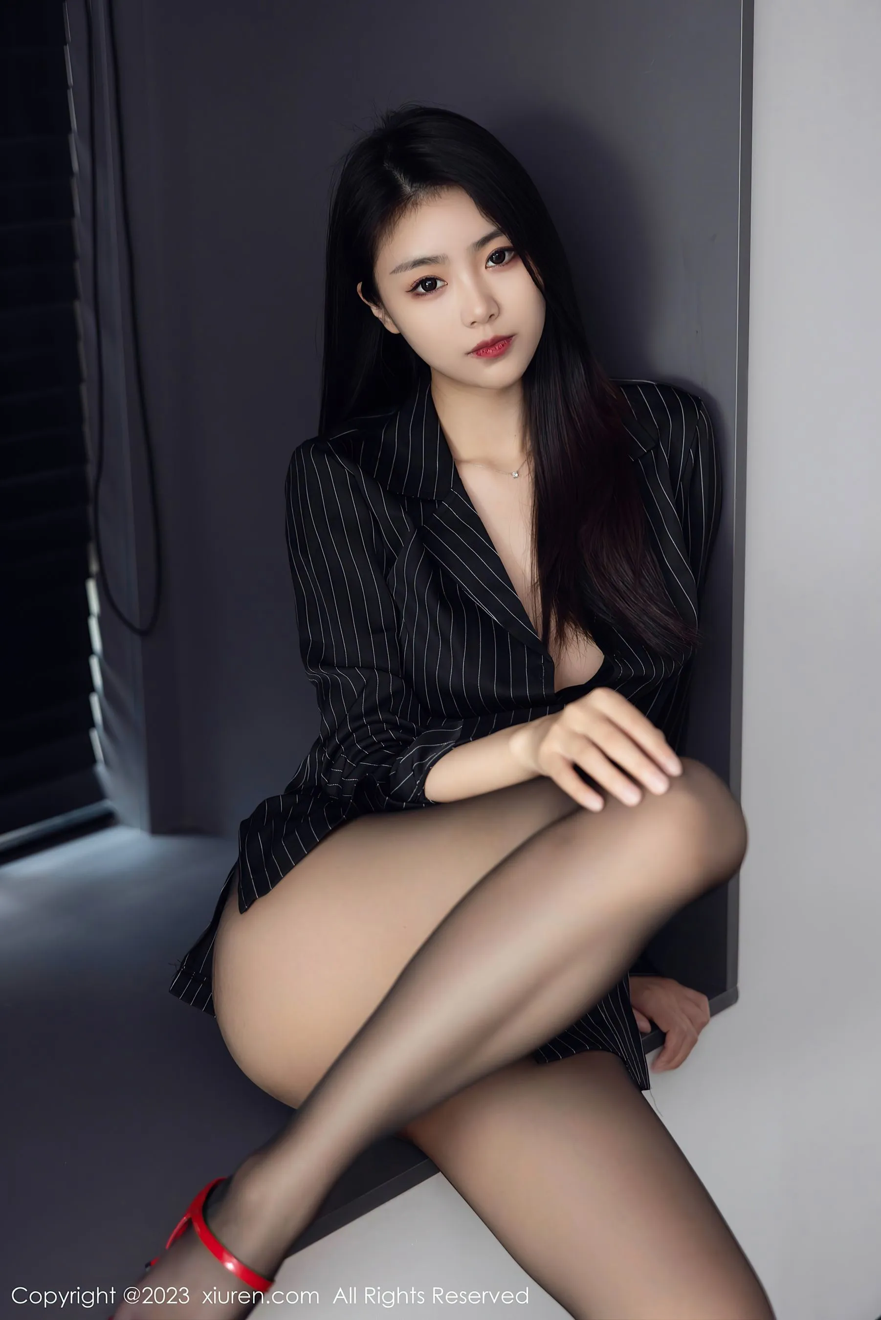 秀人网 No.6677 可樂Vicky 黑丝美腿插图2