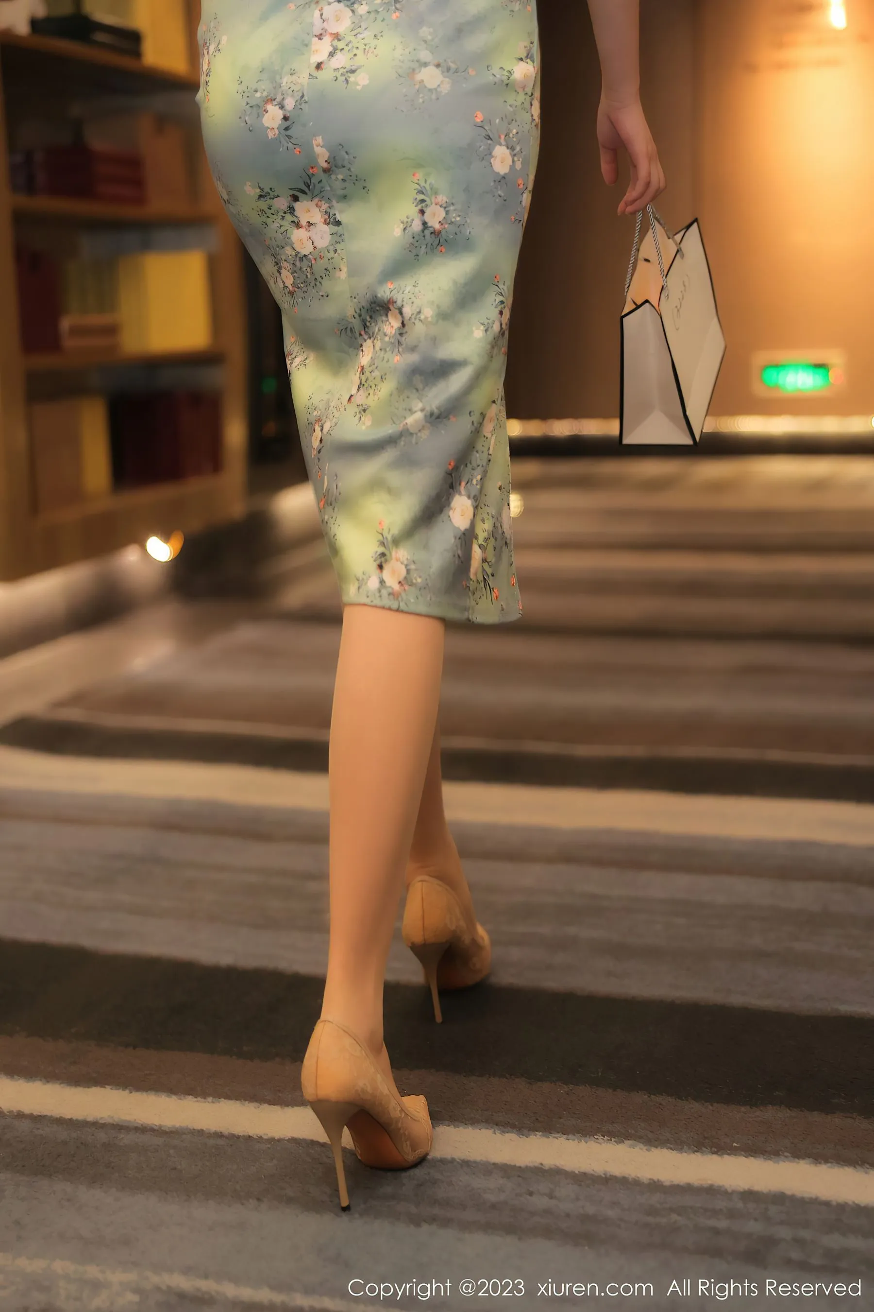 秀人网 No.6464 Arude薇薇 旗袍美腿插图5