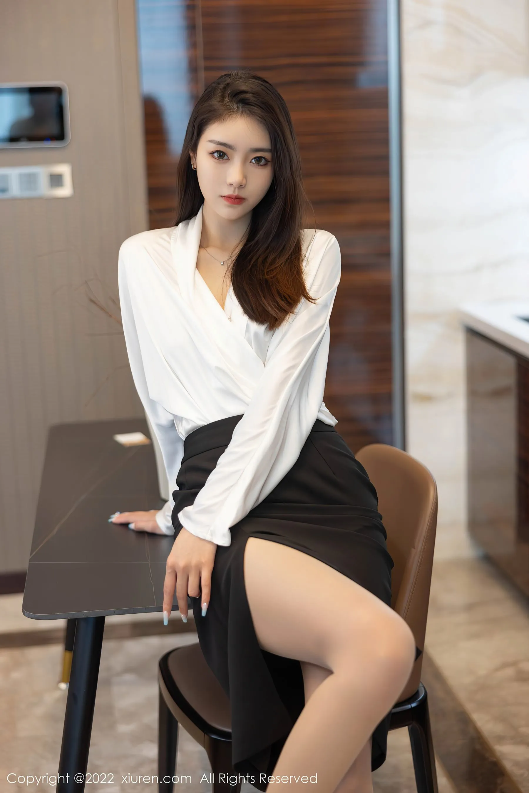 秀人网 No.4869 可樂Vicky 长发美女丝袜美腿写真插图3