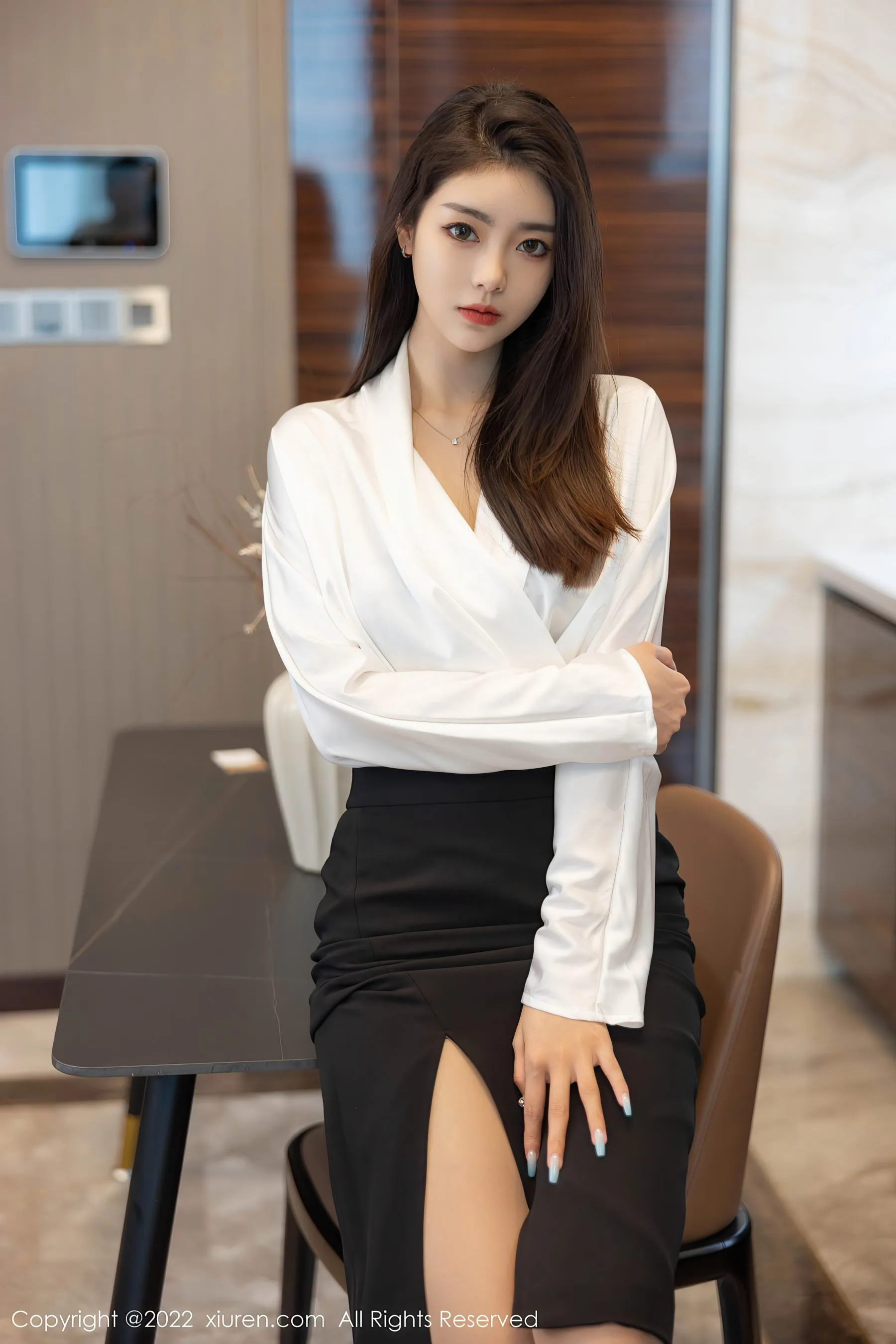 秀人网 No.4869 可樂Vicky 长发美女丝袜美腿写真插图2