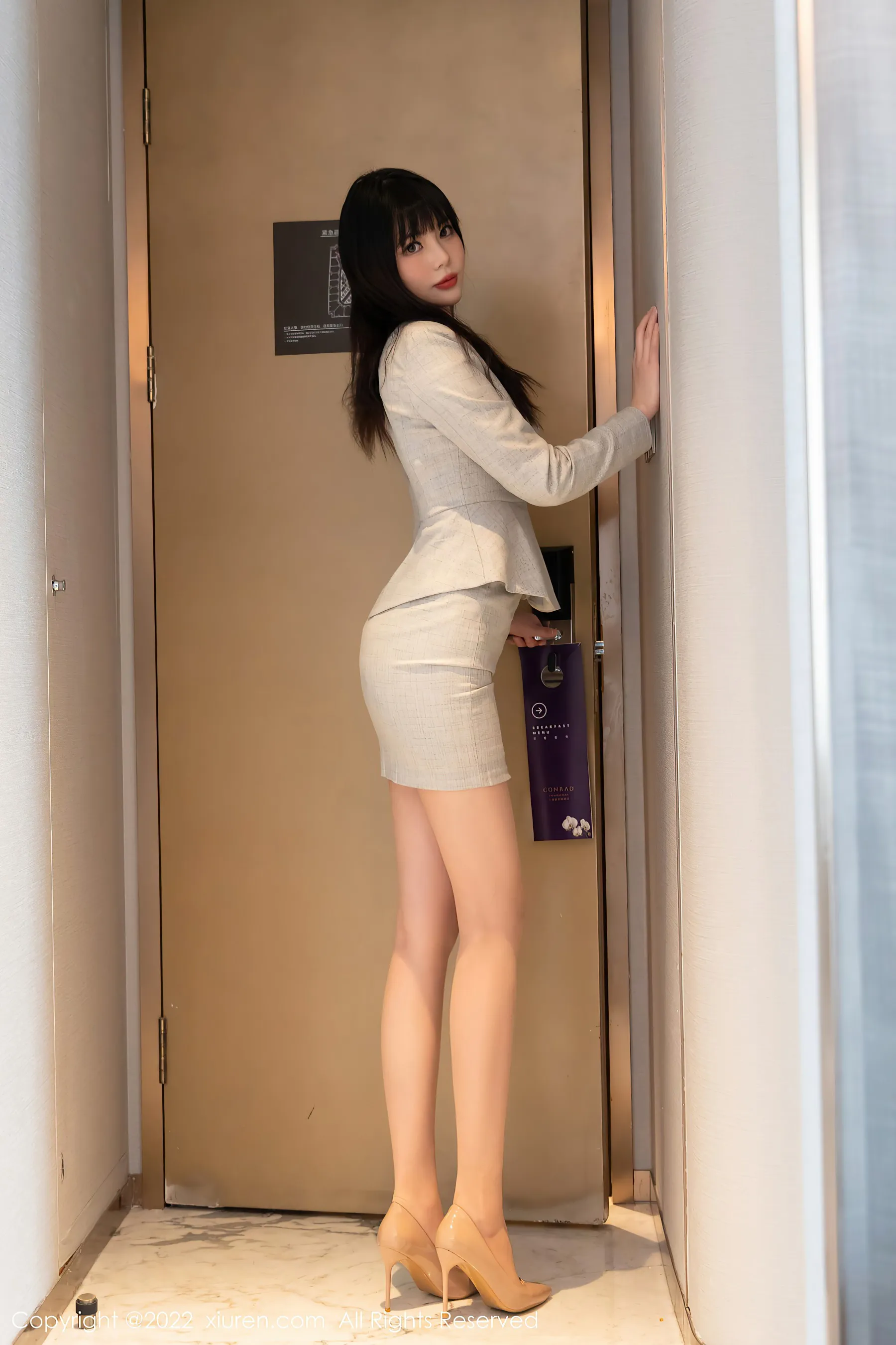 秀人网 No.4689 Arude薇薇 丝袜美腿短裙写真插图3