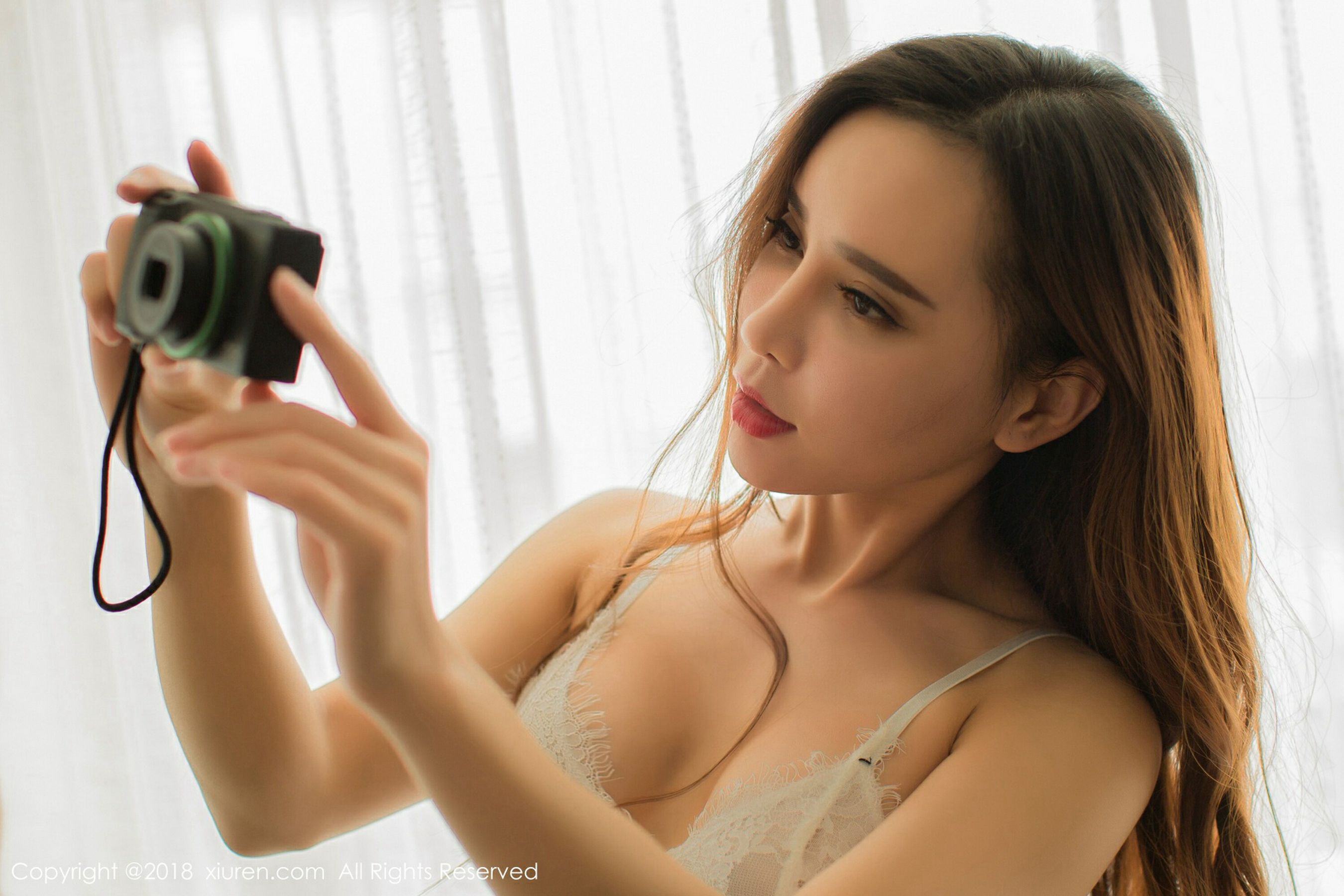 艾小青《皮鞭SM制服》 XiuRen 秀人网 No.1047插图2