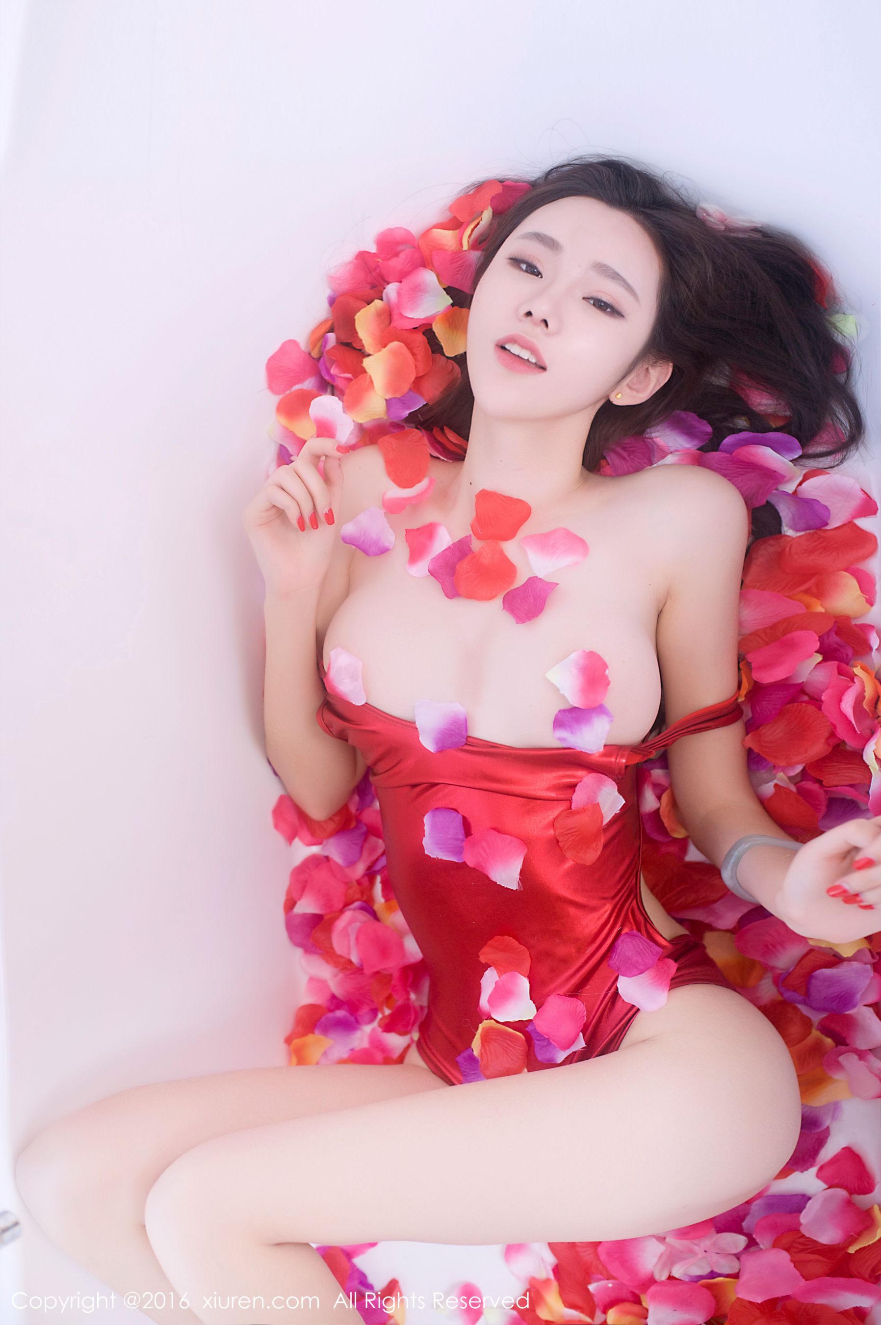 萌琪琪Irene《浴缸花瓣半裸诱惑、高叉猩红色连体比基尼》 秀人网 No.625|图集秀