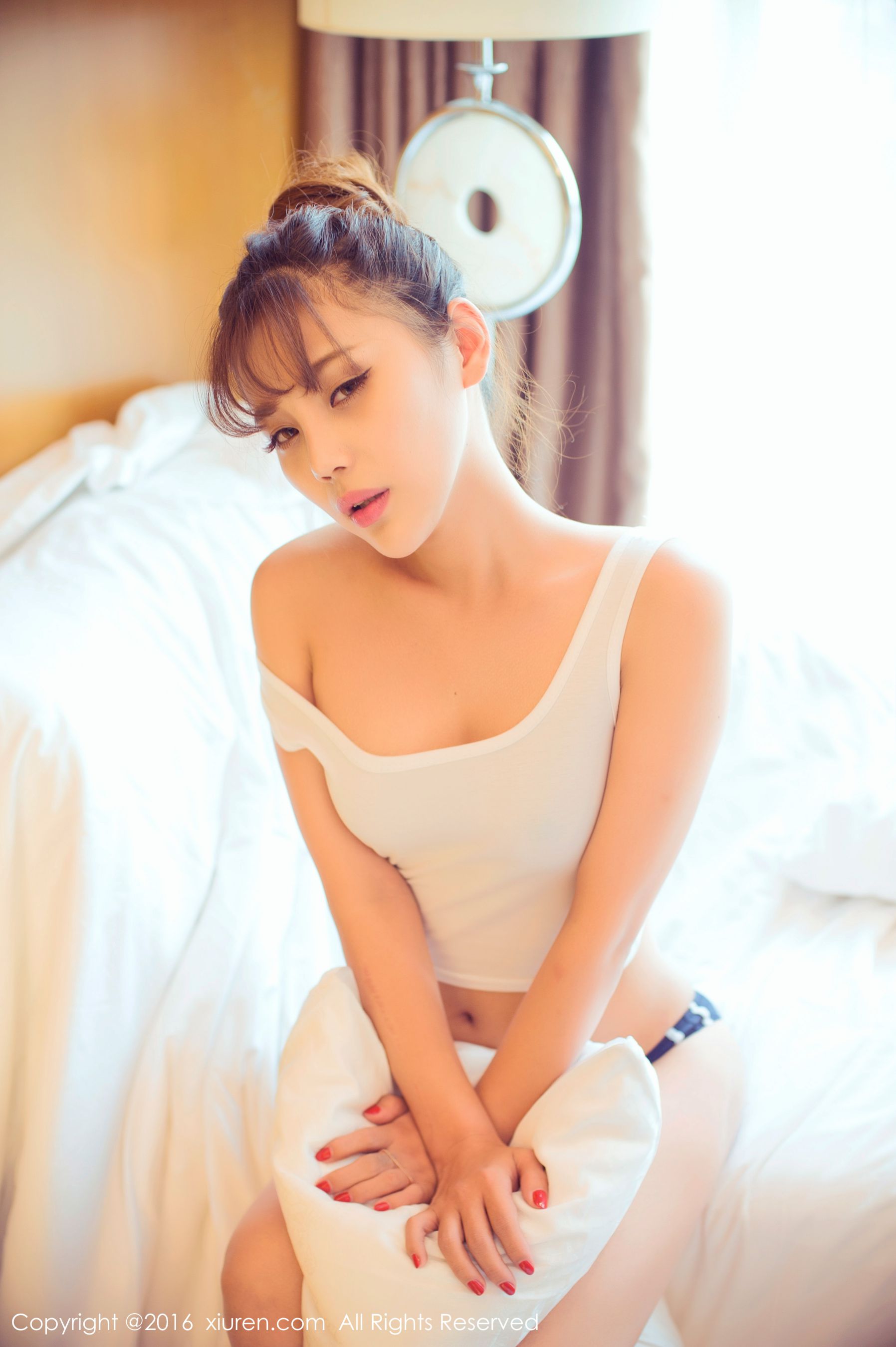 周予然《高叉泳衣、爆乳内衣、高跟美腿、白色超短工字背心装》 秀人网 No.633插图5