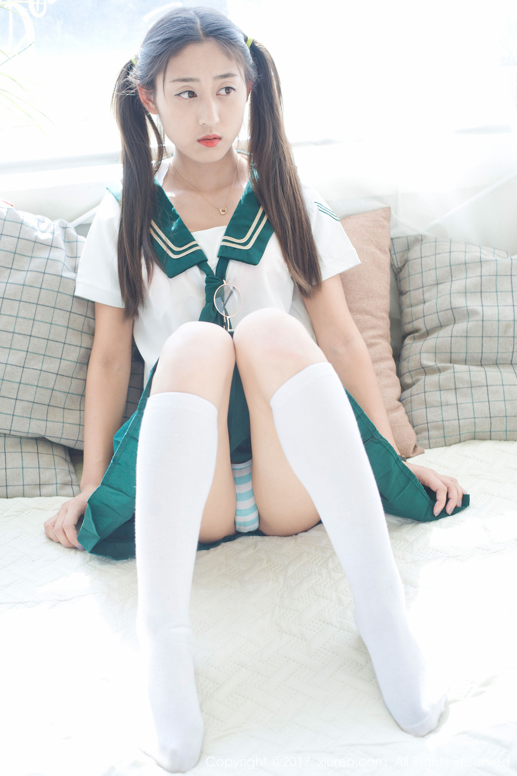 雨涵Iris《学生制服+花瓣内衣》 秀人网XIUREN No.802插图7