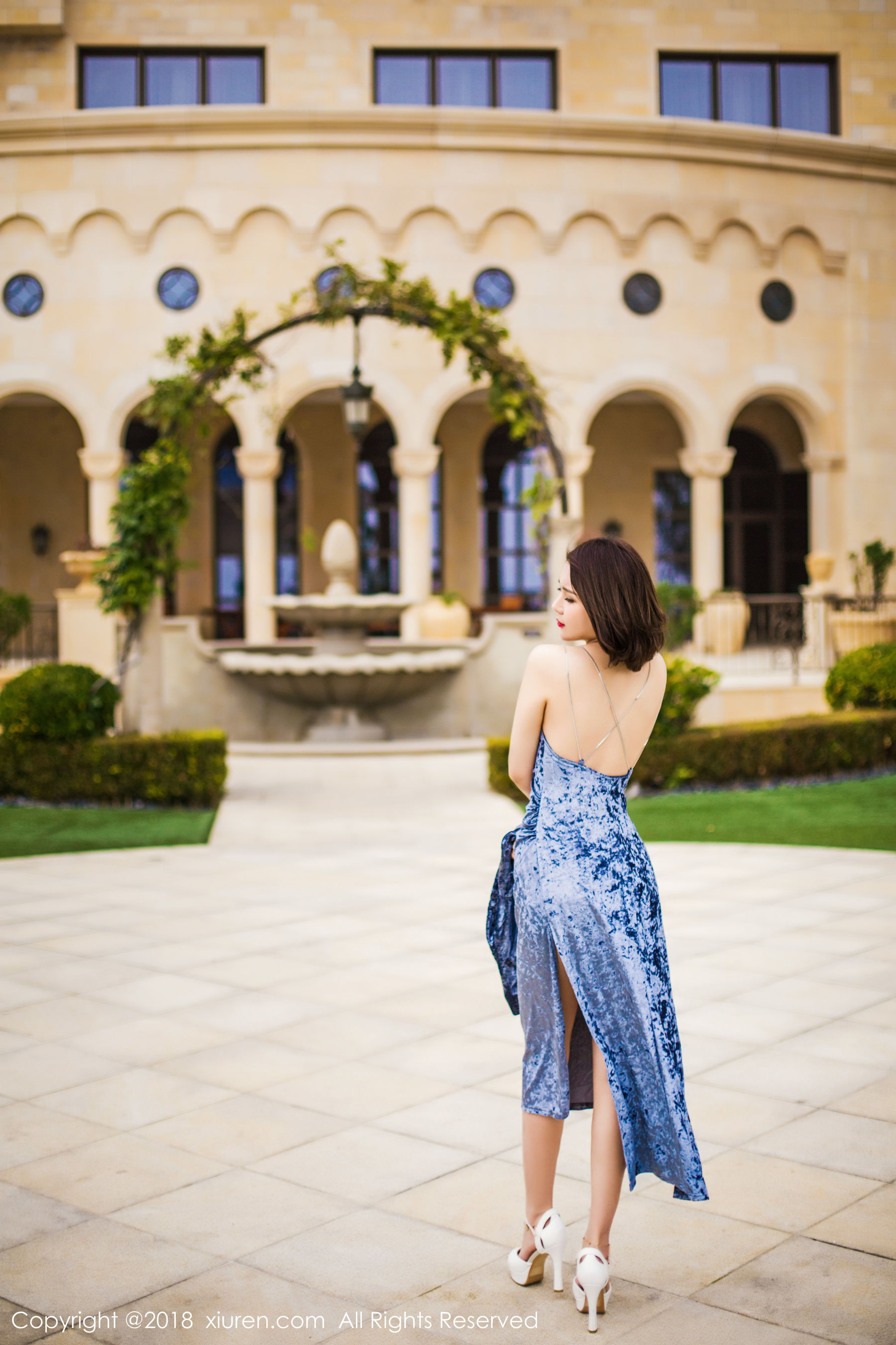 女神@廿十《长裙街拍+内衣+浴袍》 秀人 No.935插图1