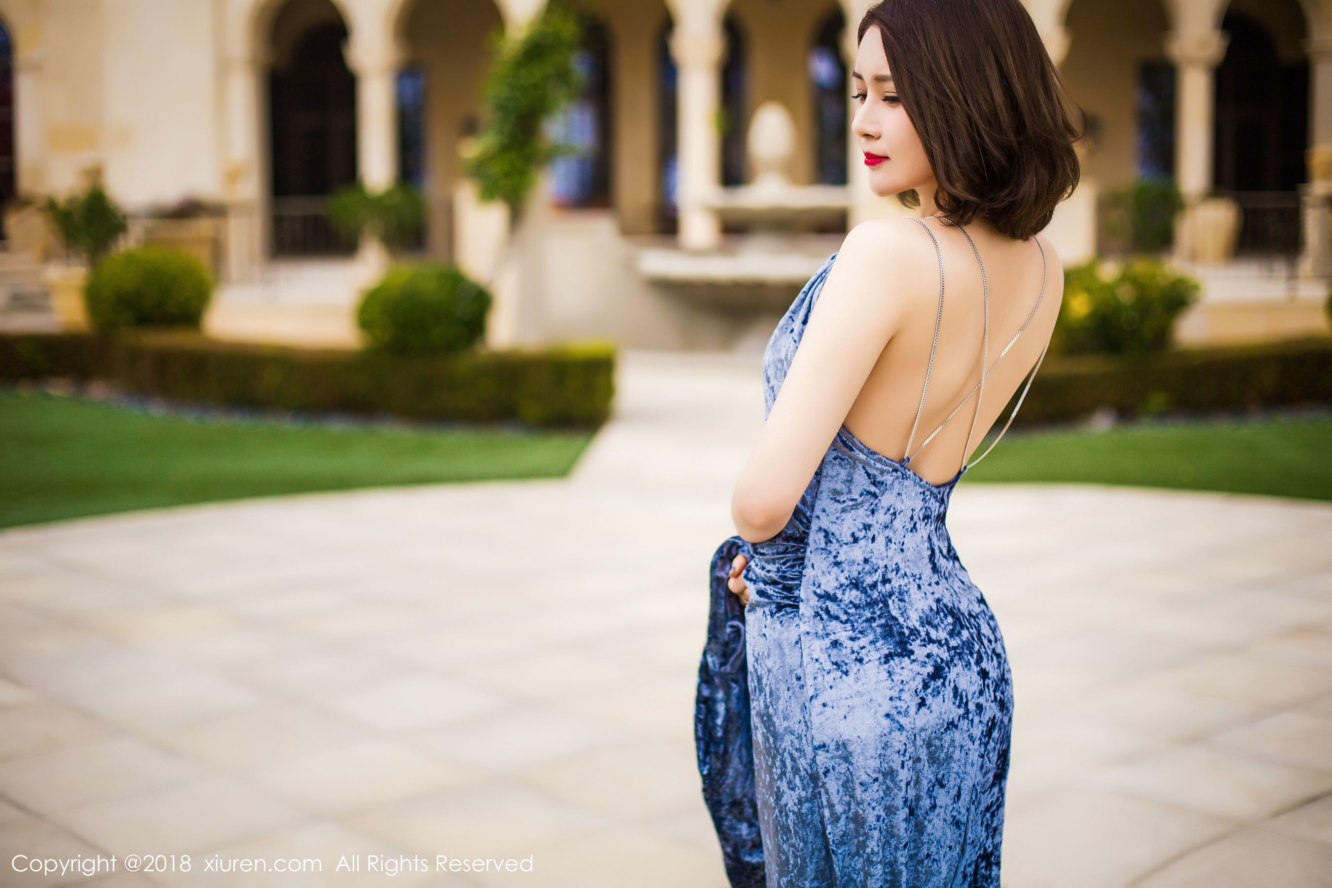 女神@廿十《长裙街拍+内衣+浴袍》 秀人 No.935插图2