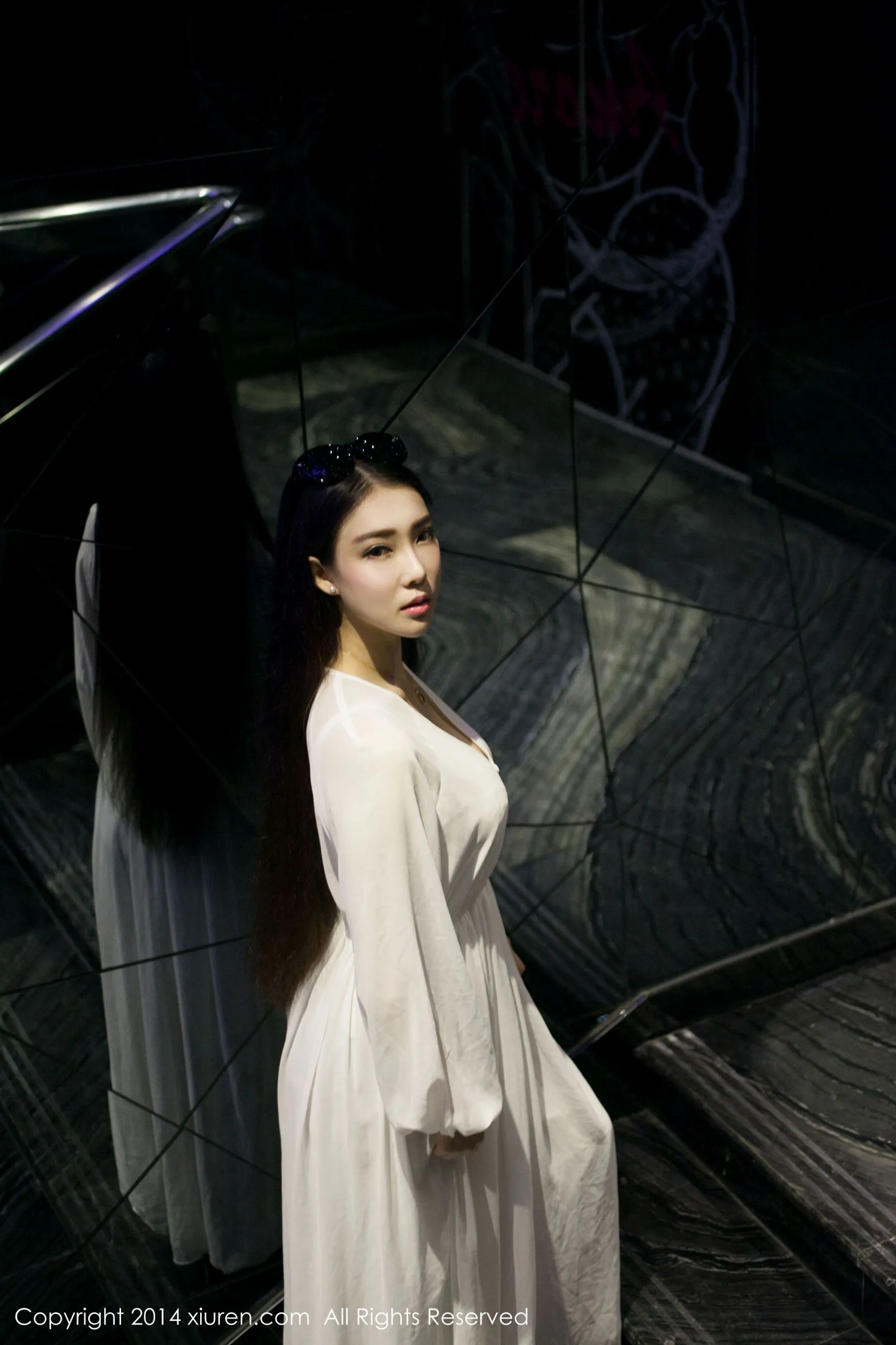 夢娜Vanessa《款款而来的特级女神》 秀人网 No.131插图1