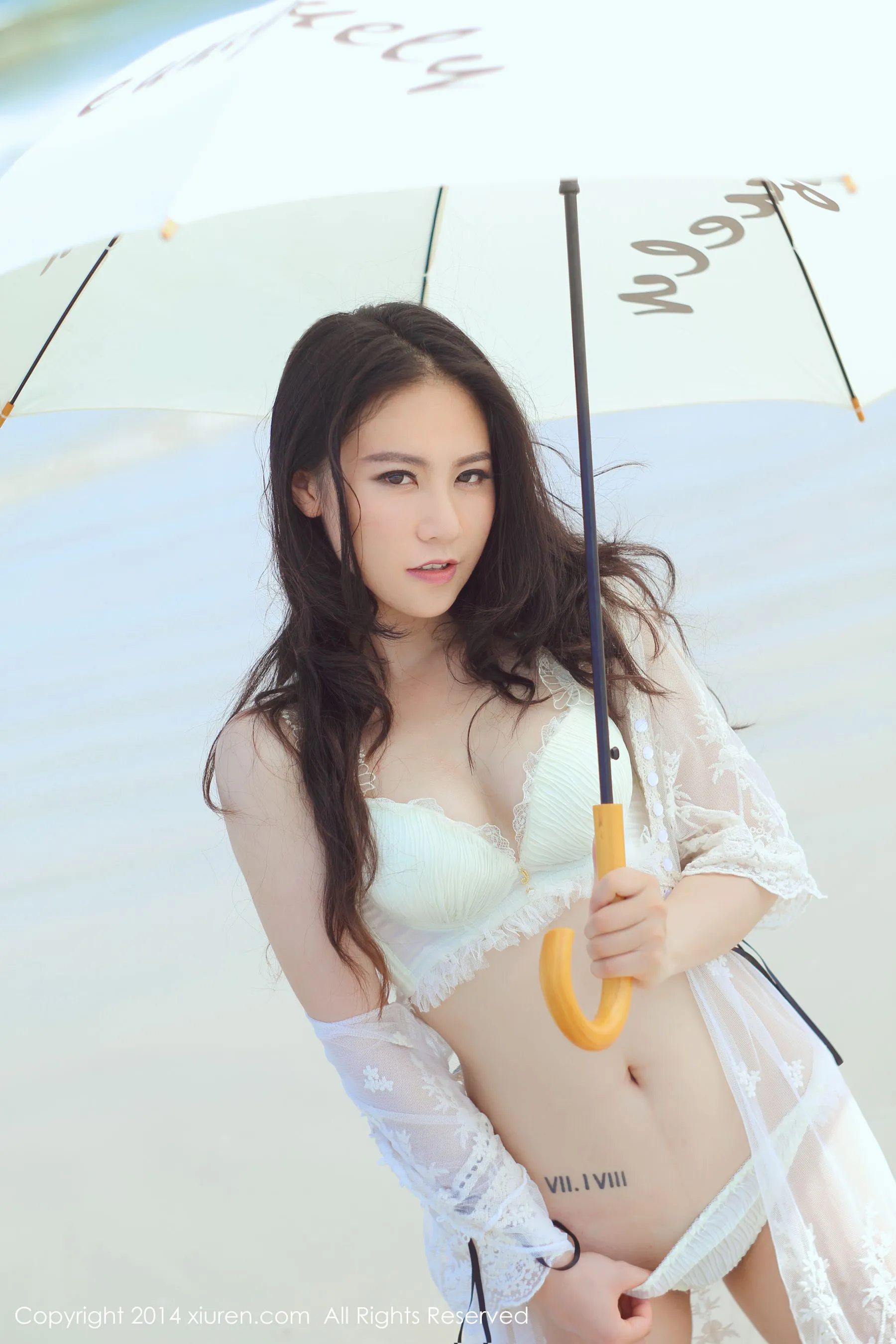 Sissi诗诗《户外海边+酒店室内混搭》 秀人网 No.160插图3