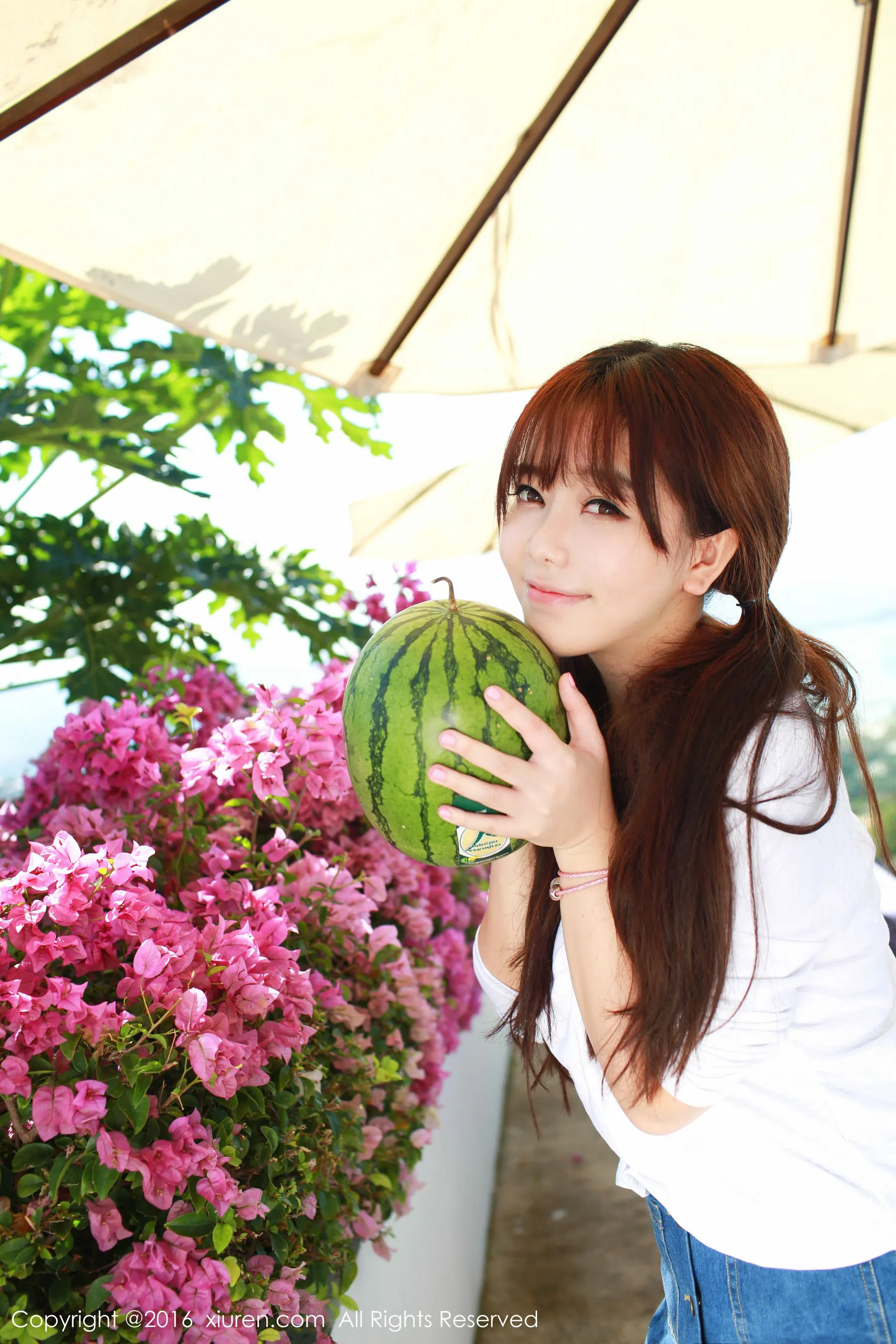 刘飞儿Faye《西瓜+牛仔超短裙+针织内衣》 秀人网 No.490插图2