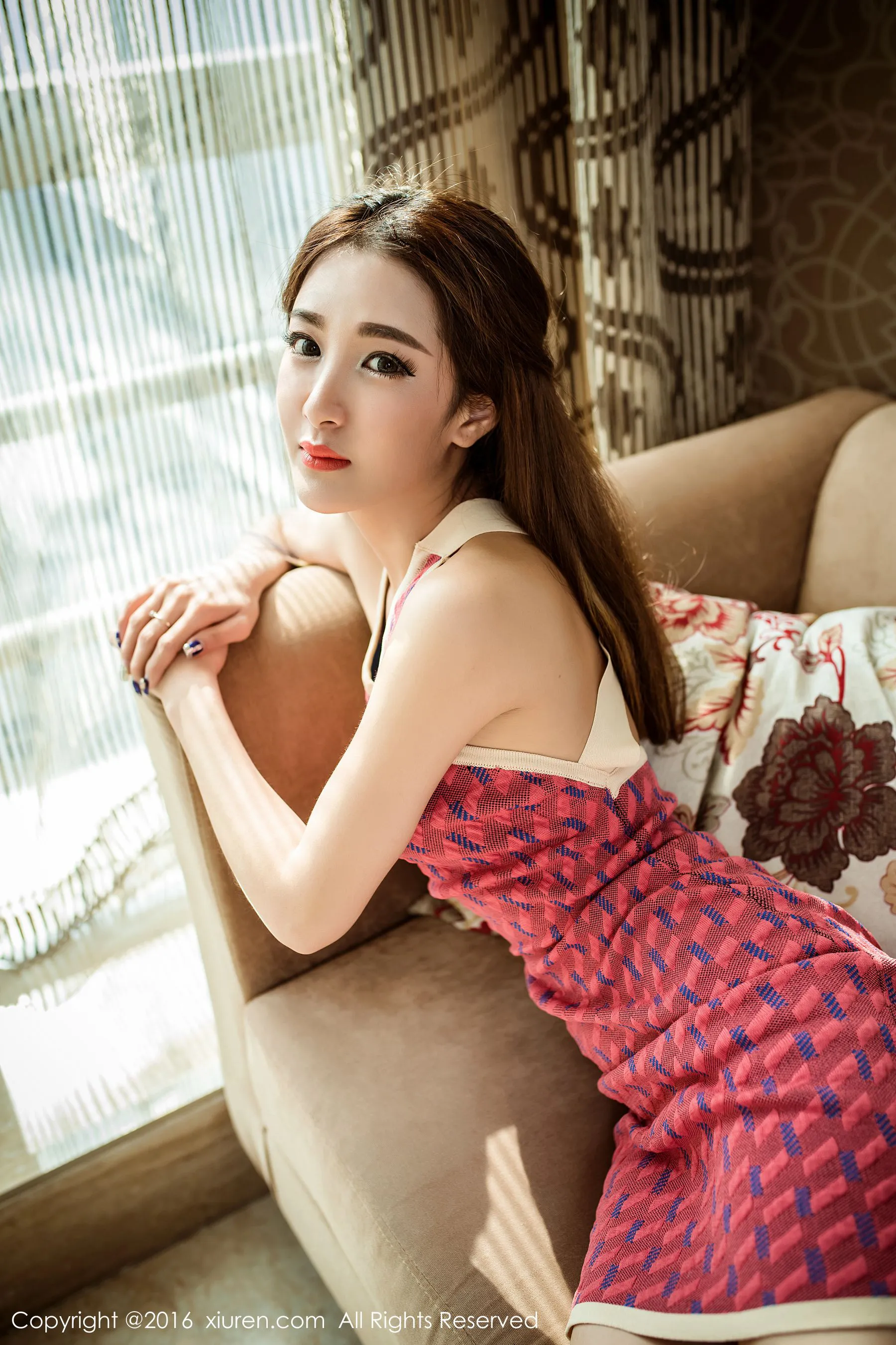 Sugar梁莹《短裙、透纱背心、黑丝》 秀人网 No.569插图2