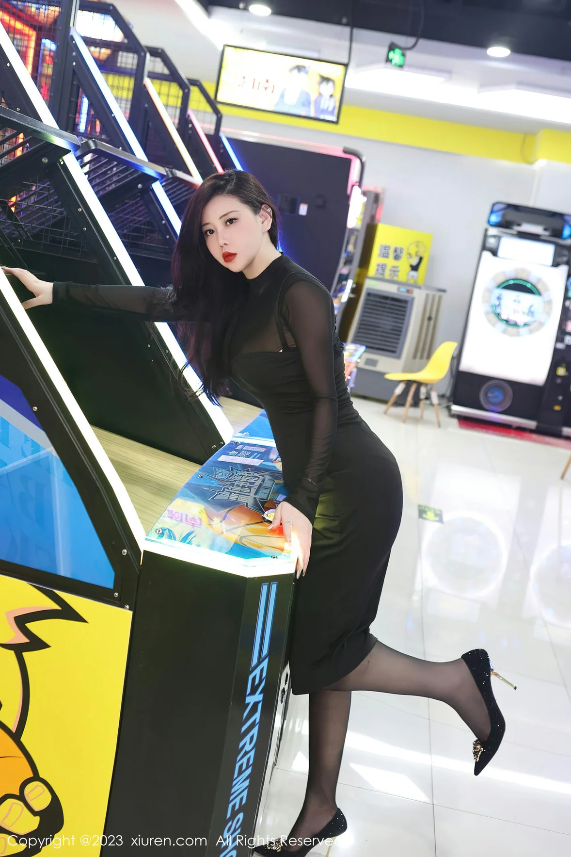 XiuRen 秀人 No.7230 王婉悠Queen 电玩城黑色薄纱性感写真 [72P]插图1