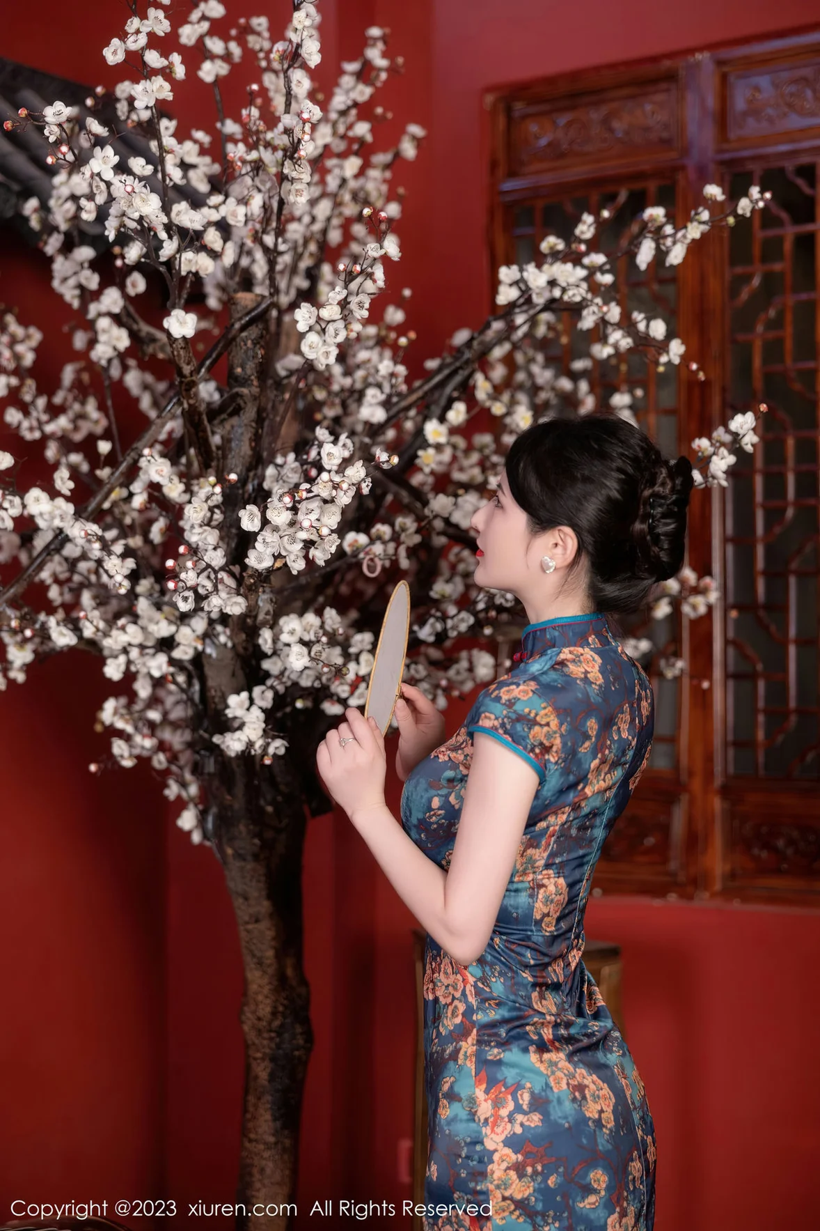 XiuRen 秀人 No.7051 诗诗kiki 蓝色图纹旗袍性感写真 [83P]插图5