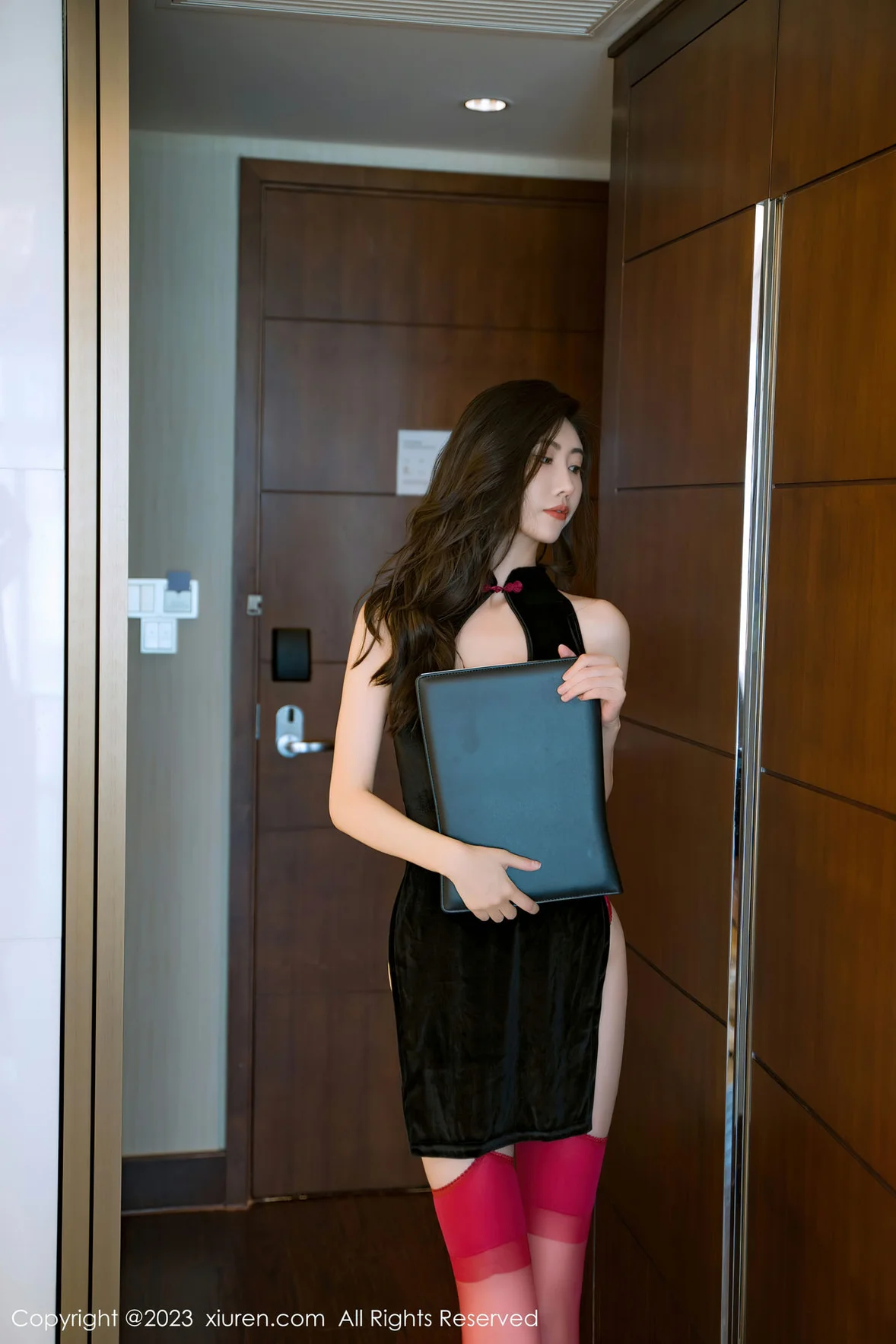 XiuRen 秀人 No.7128 章芃芃 黑色情趣旗袍性感写真 [74P]插图5