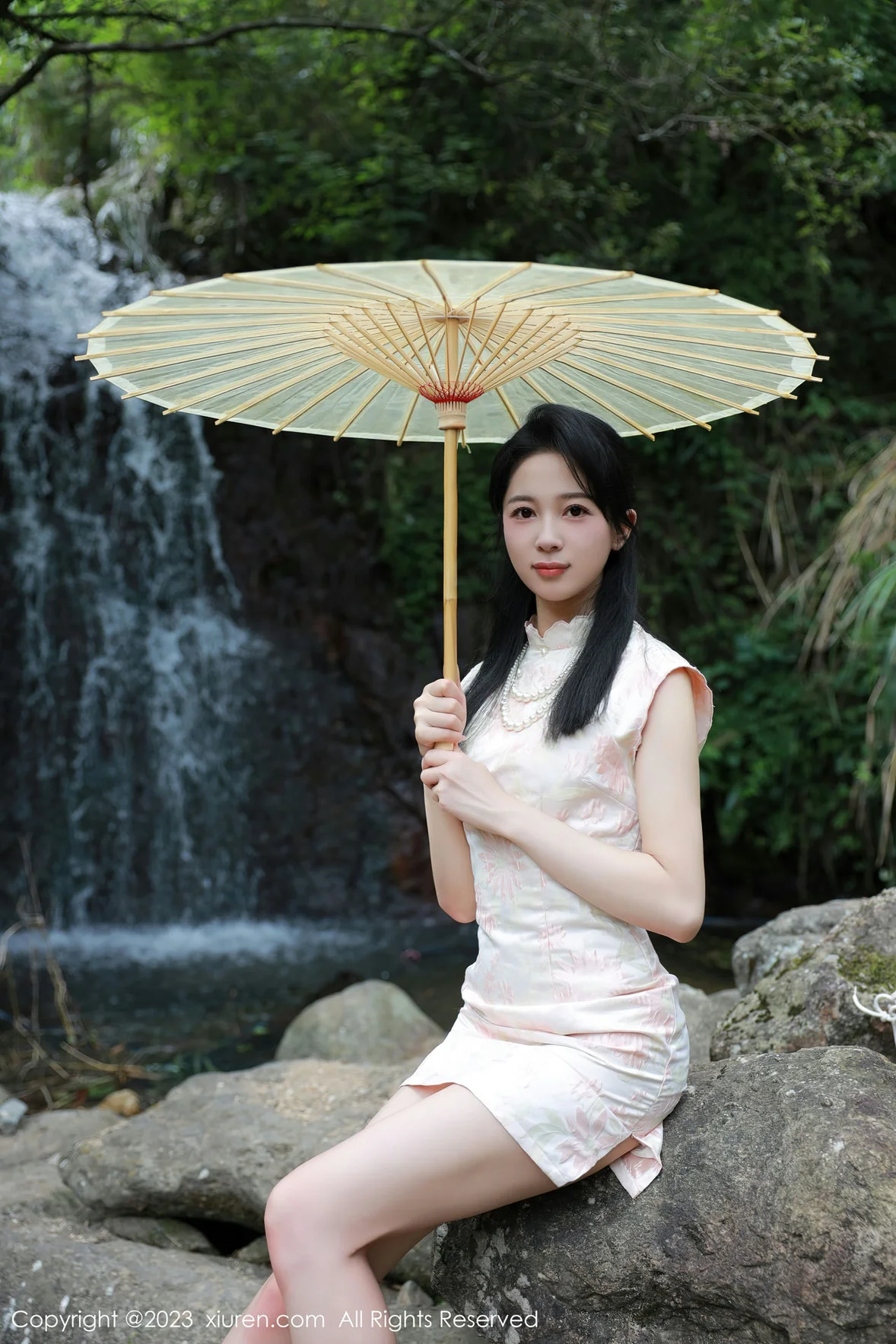 XiuRen 秀人 No.7234 糖豆sisi 户外溪边白色旗袍服饰 [61P]插图4