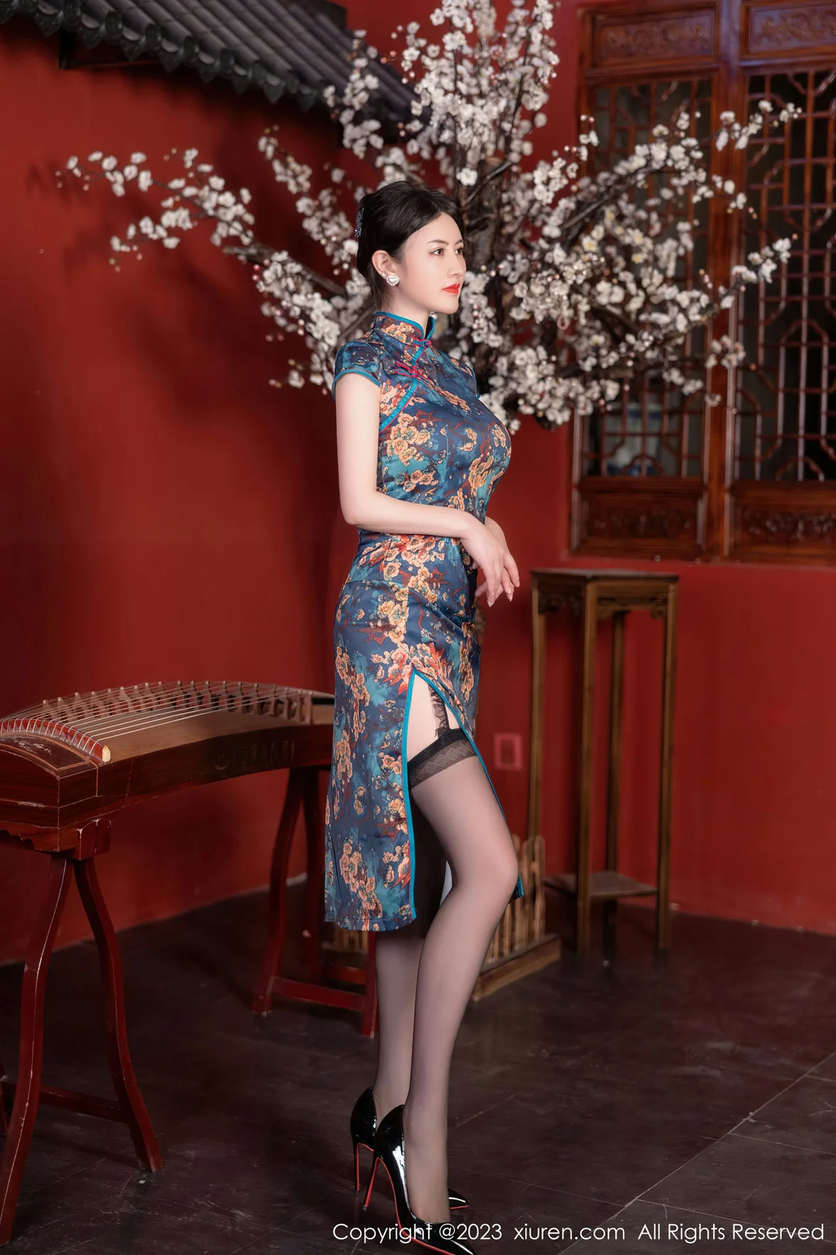 XiuRen 秀人 No.7051 诗诗kiki 蓝色图纹旗袍性感写真 [83P]插图1