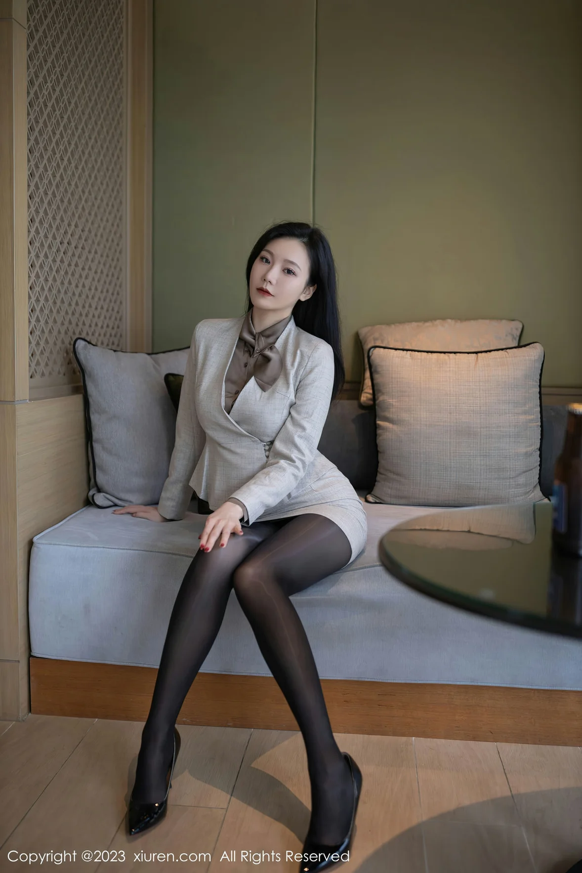 XiuRen 秀人 No.6951 安然anran 灰色职业Ol泰国旅拍 [80P]插图1