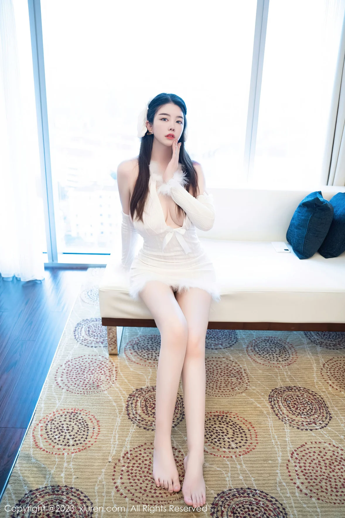 XiuRen 秀人 No.7172 樱桃小犊子 白色毛绒露肩性感写真 [56P]插图4