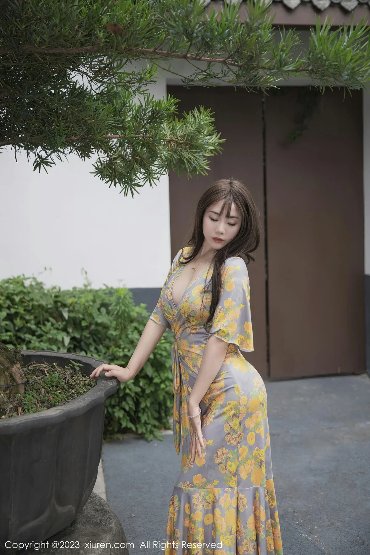 XiuRen 秀人 No.6949 严利娅Yuliya 黄灰色睡裙性感写真 [85P]插图2