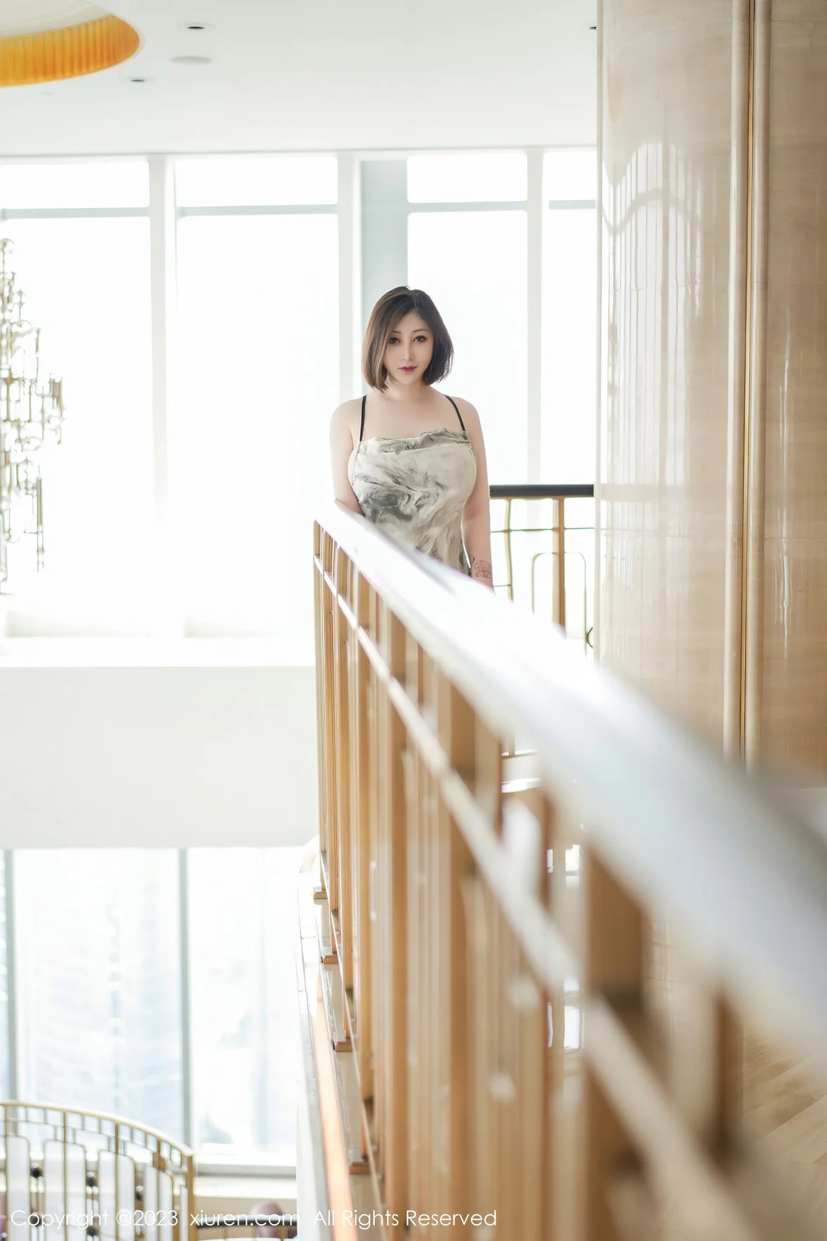 XiuRen 秀人 No.6846 妲己_Toxic 浅灰色吊带长裙性感写真1 [65P]插图1