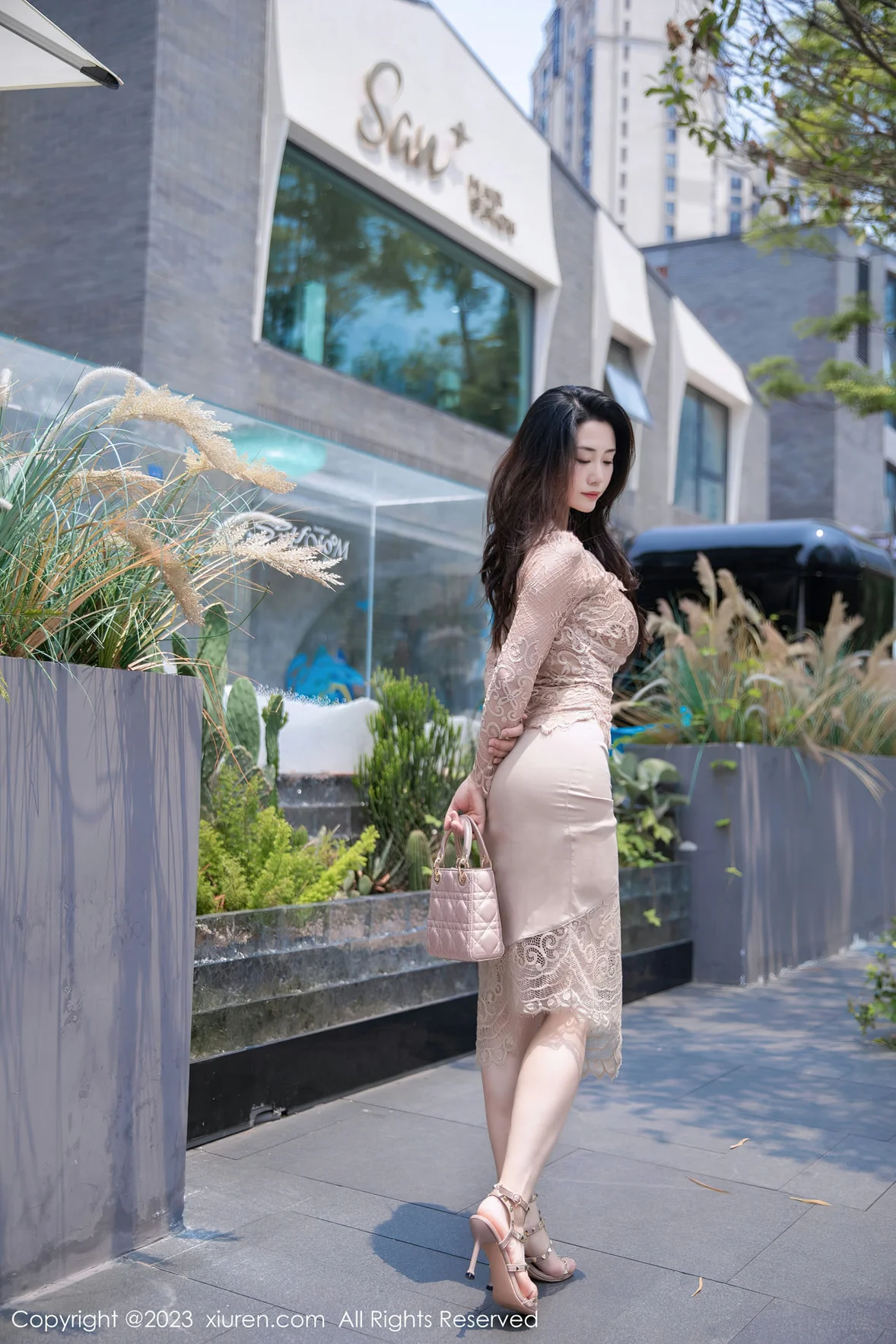 XiuRen 秀人 No.7216 严利娅Yuliya 杏色连衣长裙性感写真 [90P]插图7