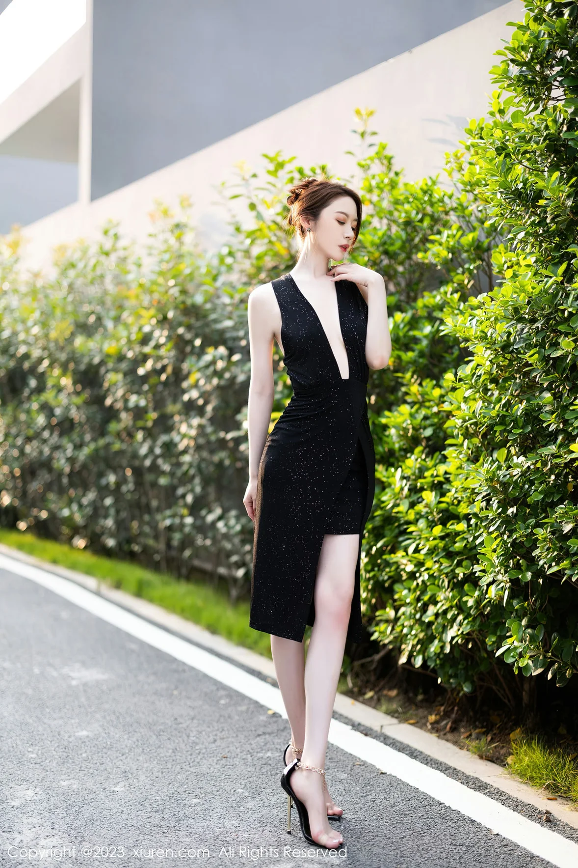 XiuRen 秀人 No.7031 梦心玥 黑色连衣长裙性感写真 [86P]插图7