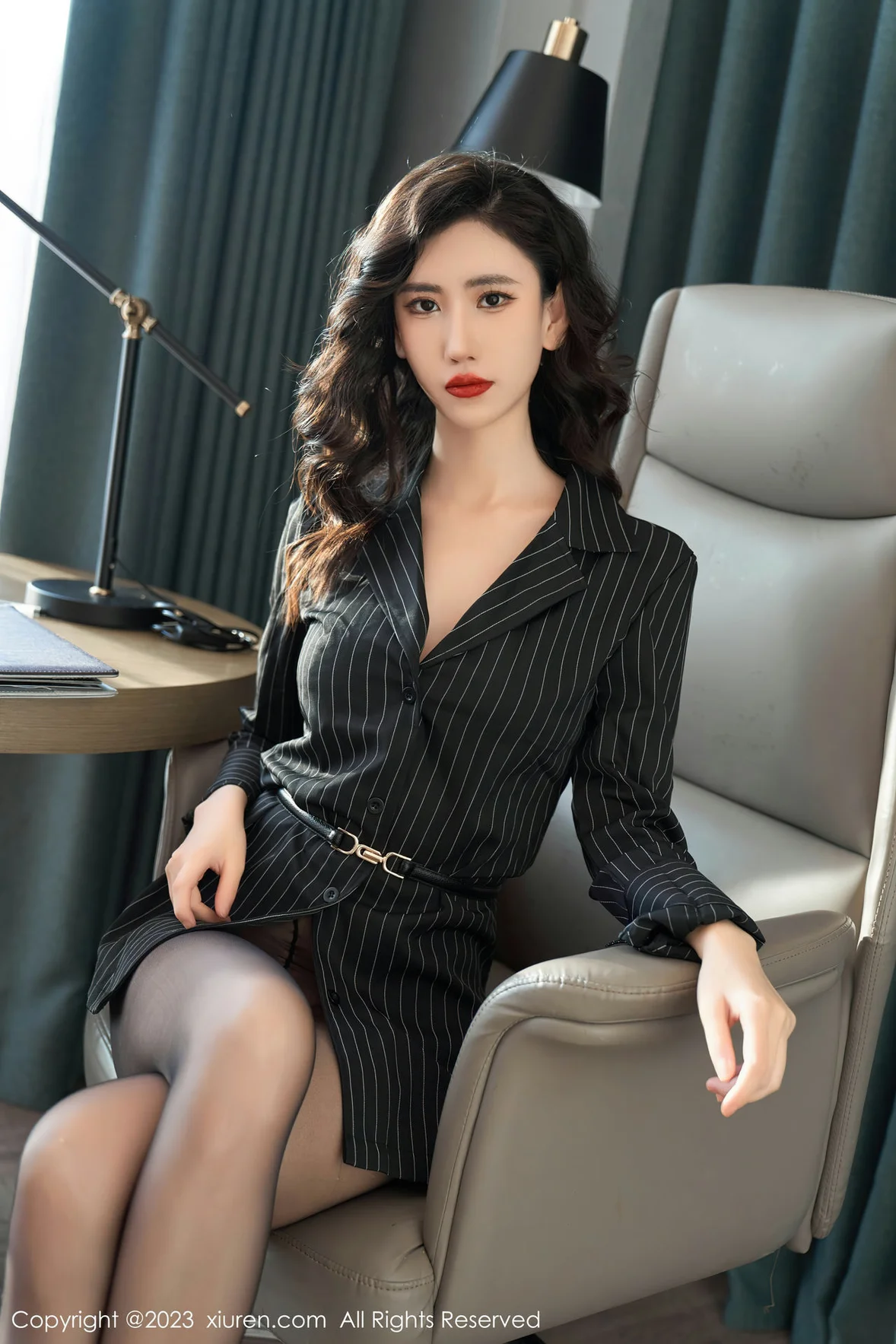 XiuRen 秀人 No.6860 章芃芃 黑色条纹上衣首套写真 [91P]插图7