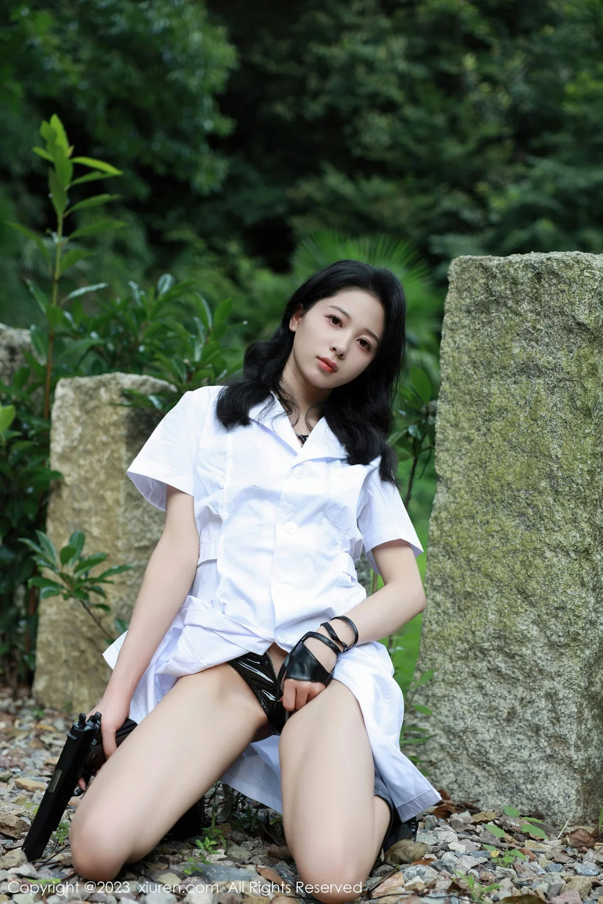 XiuRen 秀人 No.7061 糖豆sisi 野外白色外衣性感写真 [55P]插图