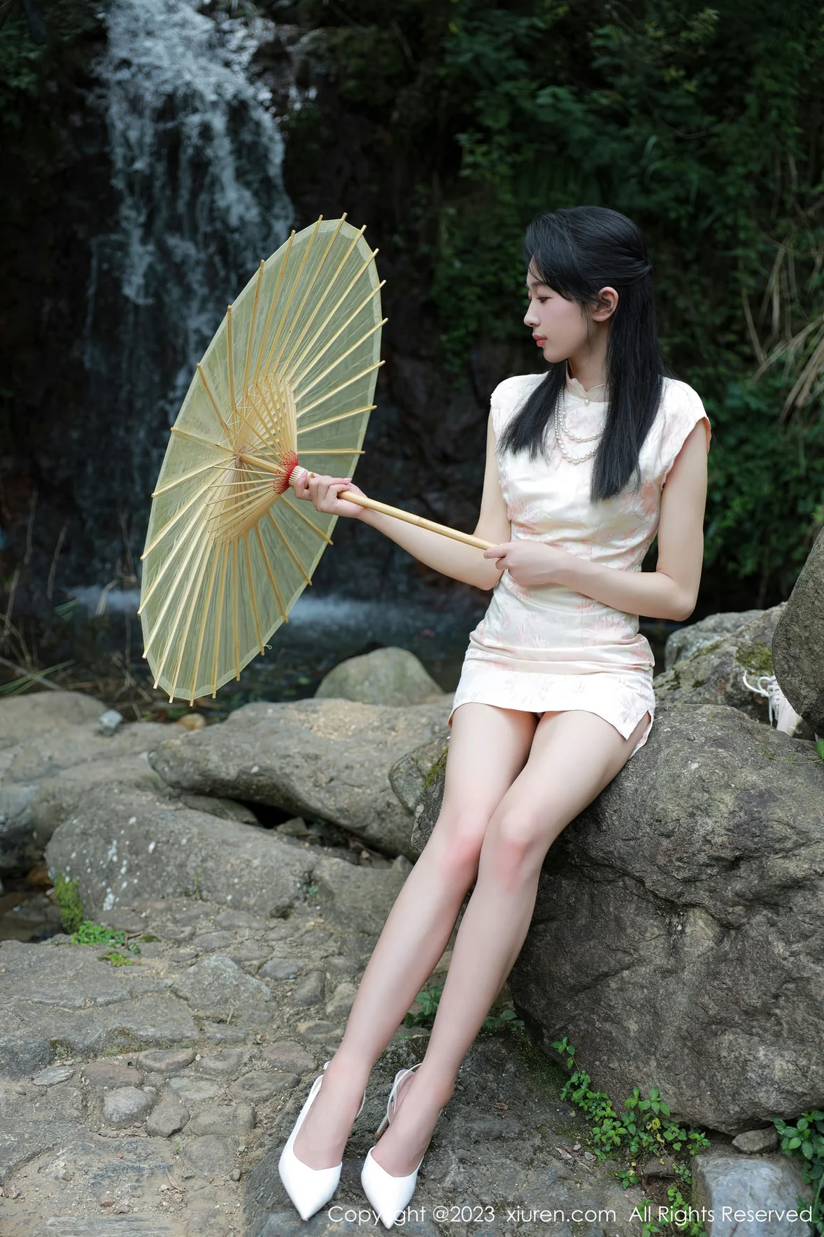 XiuRen 秀人 No.7234 糖豆sisi 户外溪边白色旗袍服饰 [61P]插图5