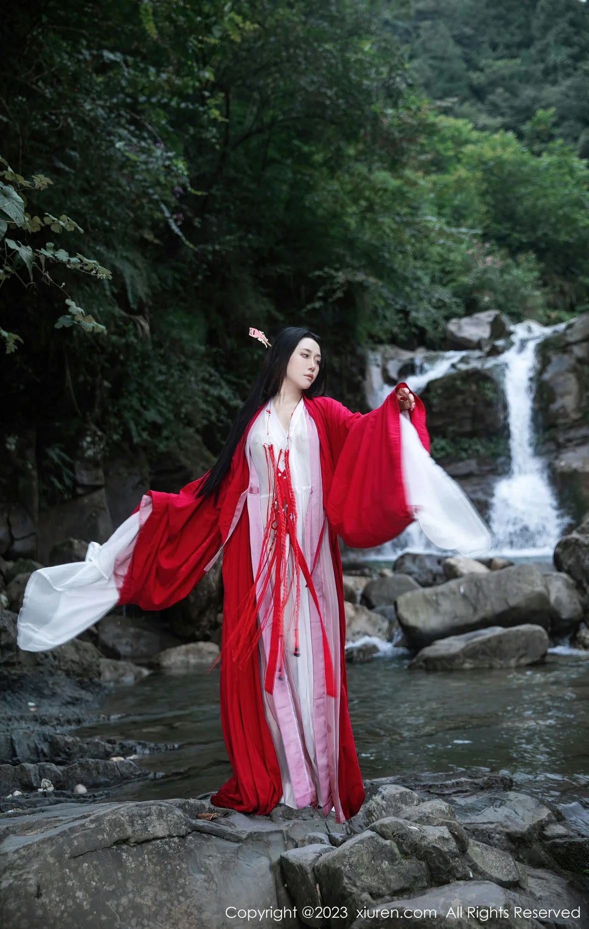 XiuRen 秀人 No.7295 严利娅Yuliya 户外诱惑红色古装性感写真 [90P]插图6