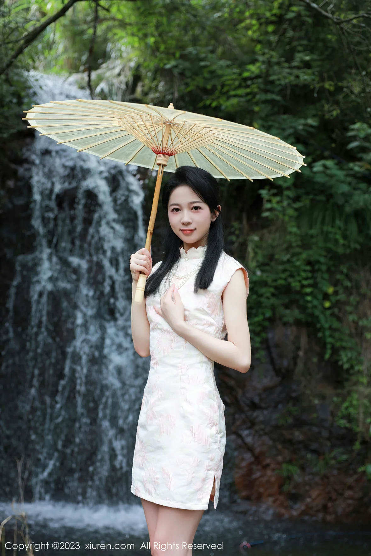 XiuRen 秀人 No.7234 糖豆sisi 户外溪边白色旗袍服饰 [61P]插图2