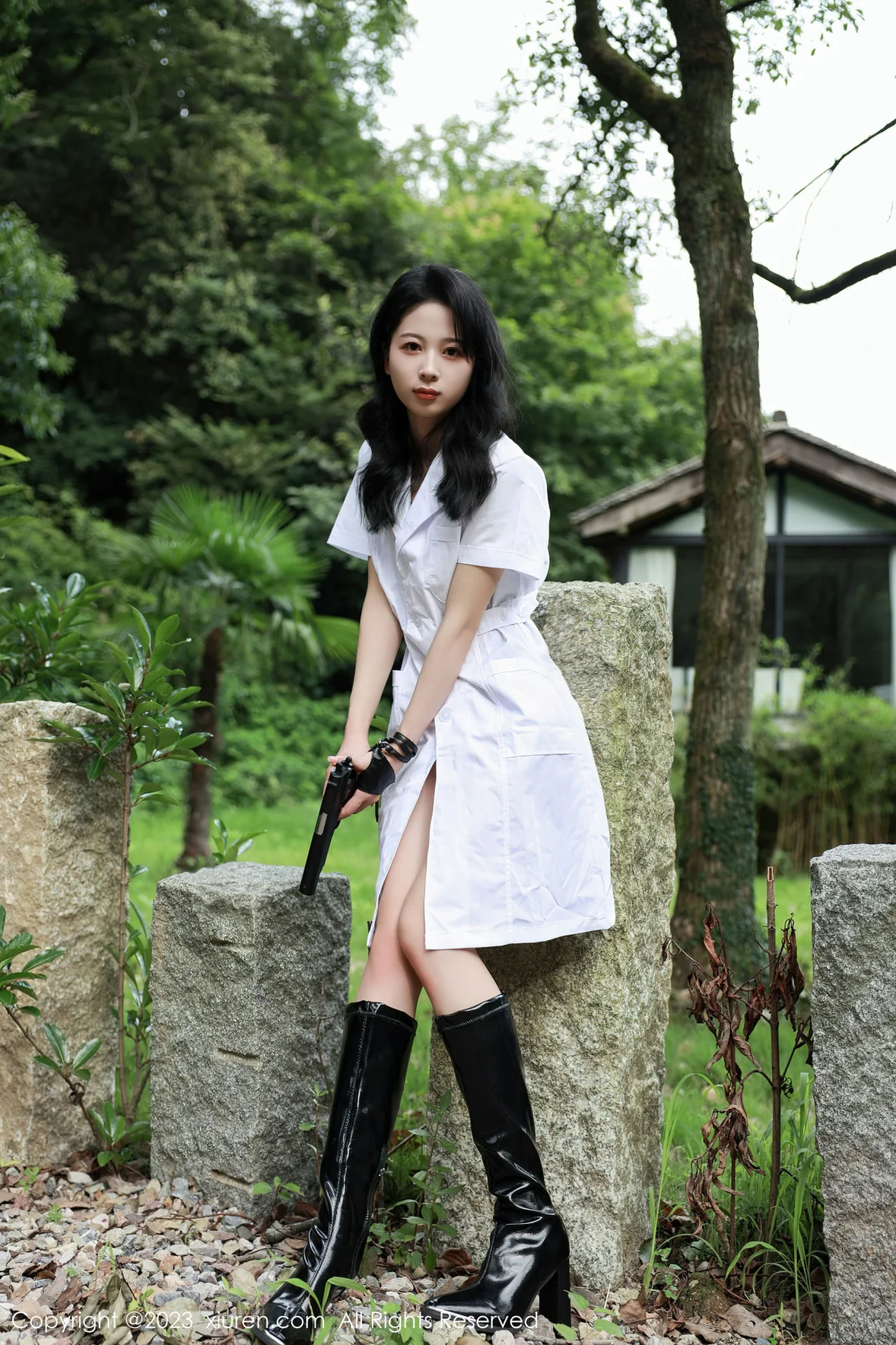 XiuRen 秀人 No.7061 糖豆sisi 野外白色外衣性感写真 [55P]插图5