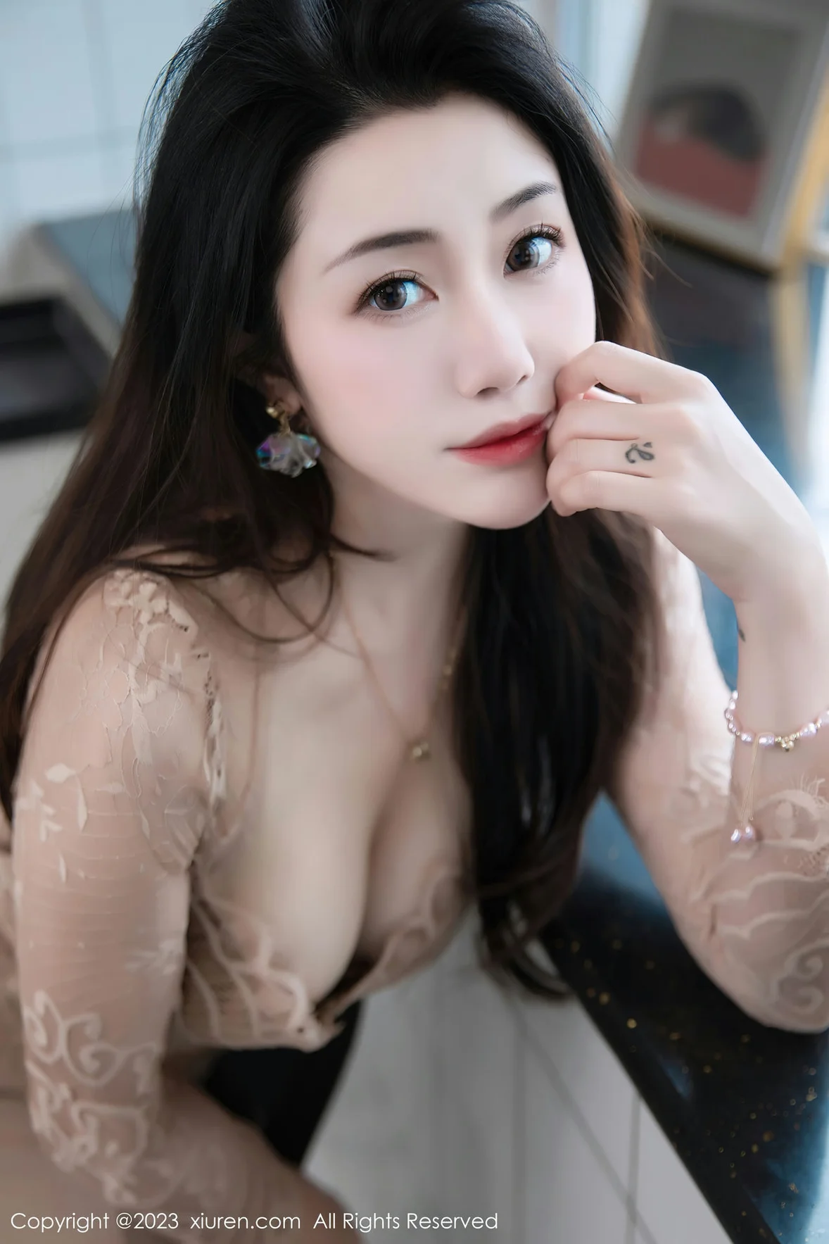 XiuRen 秀人 No.7216 严利娅Yuliya 杏色连衣长裙性感写真 [90P]插图