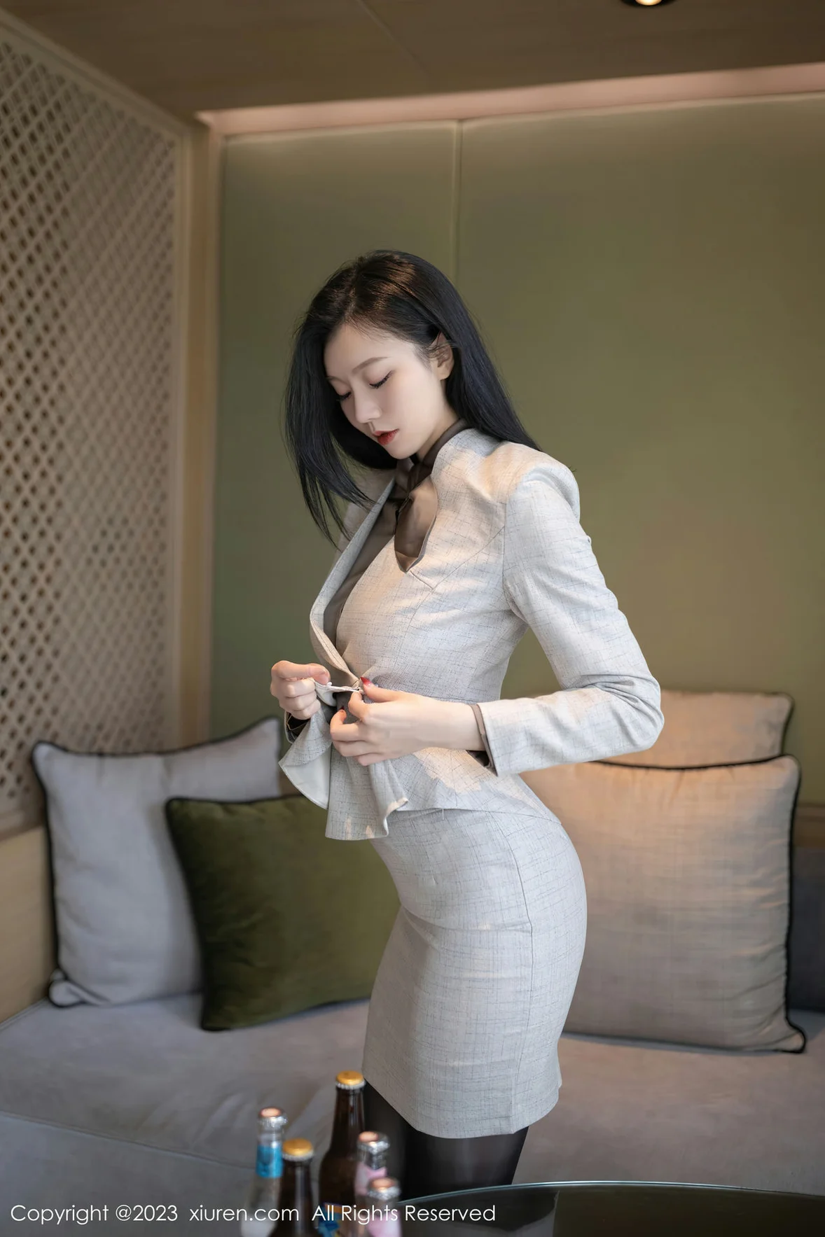 XiuRen 秀人 No.6951 安然anran 灰色职业Ol泰国旅拍 [80P]插图3