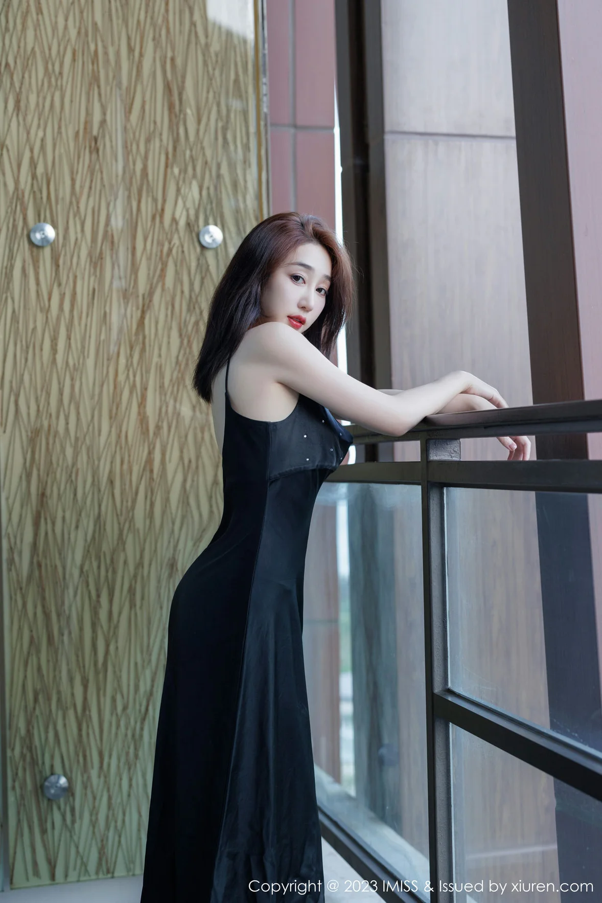 爱蜜社 Vol.734 九月生__ 吊带长裙性感写真 [41P]插图1