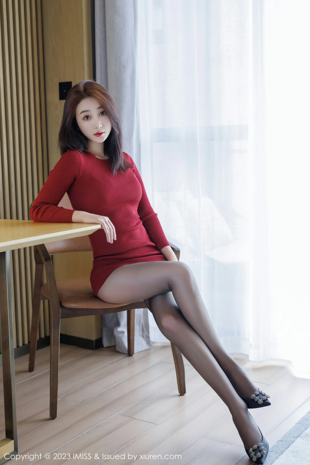 爱蜜社 Vol.738 九月生__ 红色连衣短裙性感写真 [46P]插图