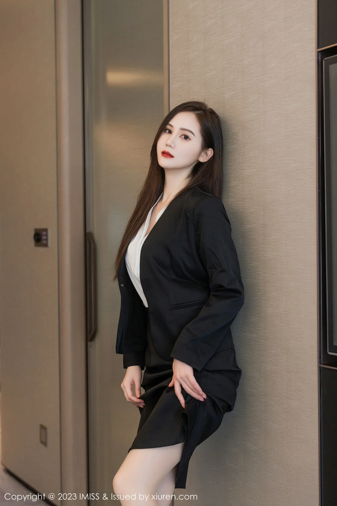 爱蜜社 Vol.739 SISY思 黑色Ol性感写真 [48P]插图3