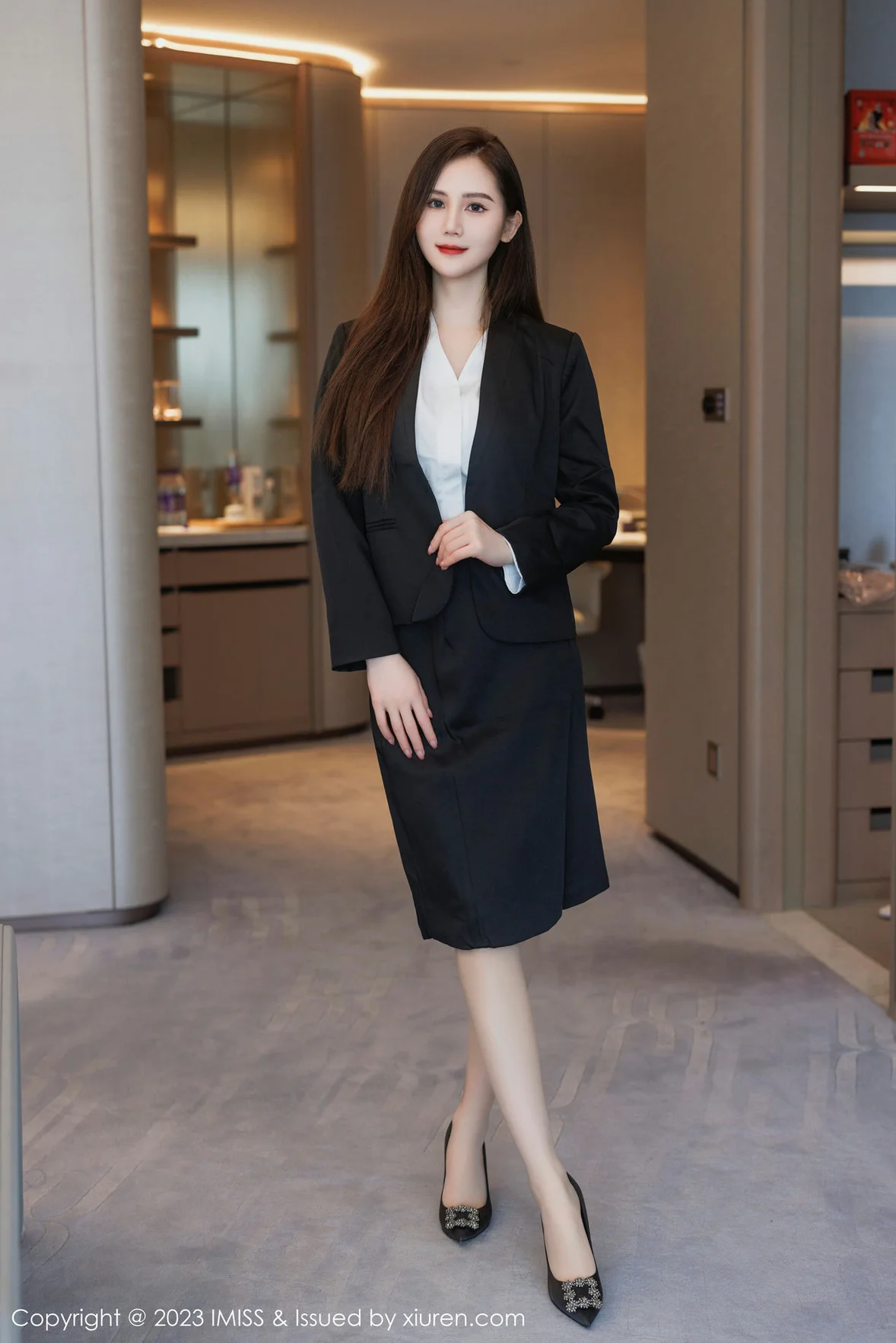 爱蜜社 Vol.739 SISY思 黑色Ol性感写真 [48P]插图2