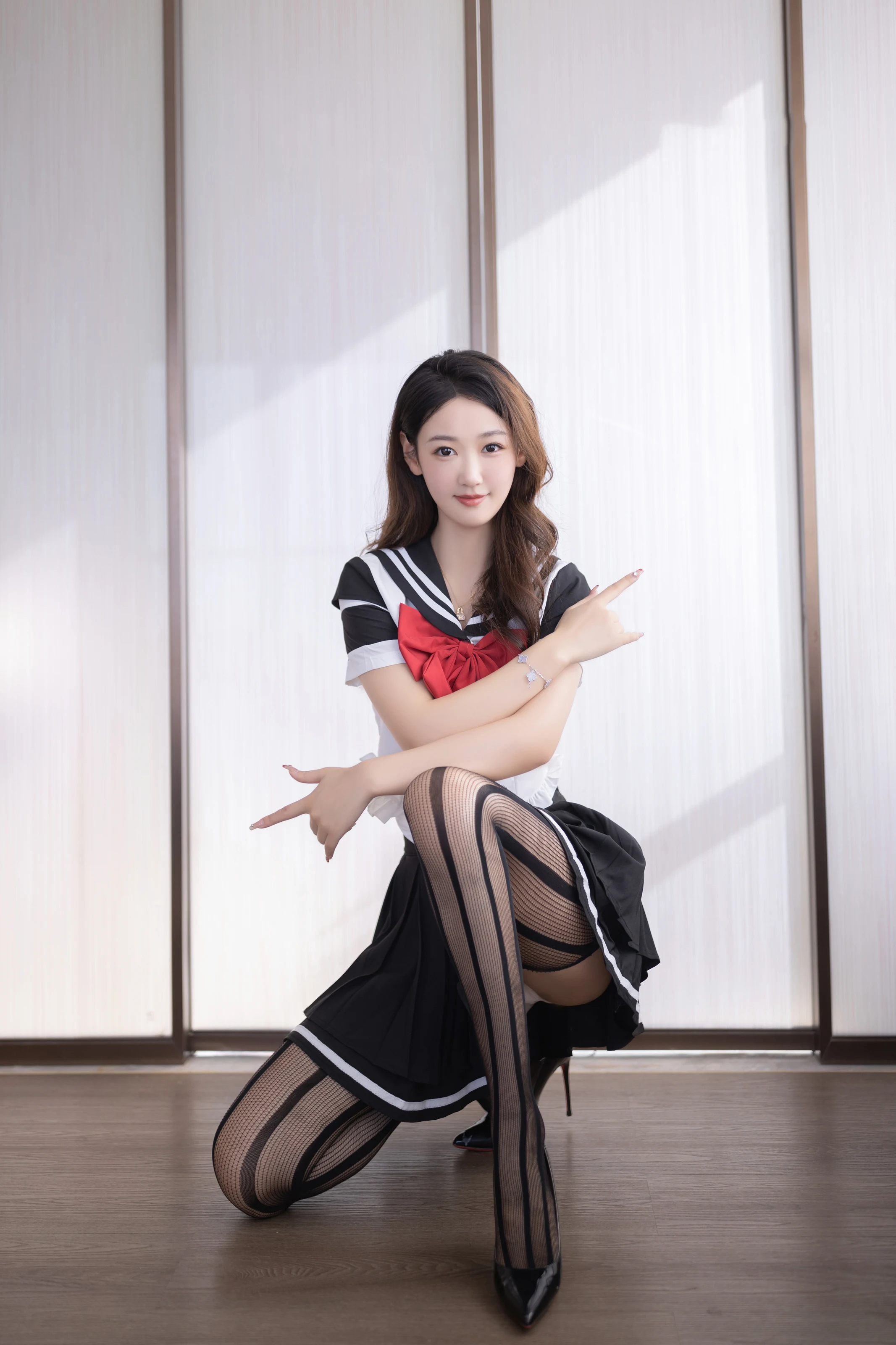 XiuRen 内购版 No.8287 唐安琪 性感黑色短裙写真 [89P]|图集秀