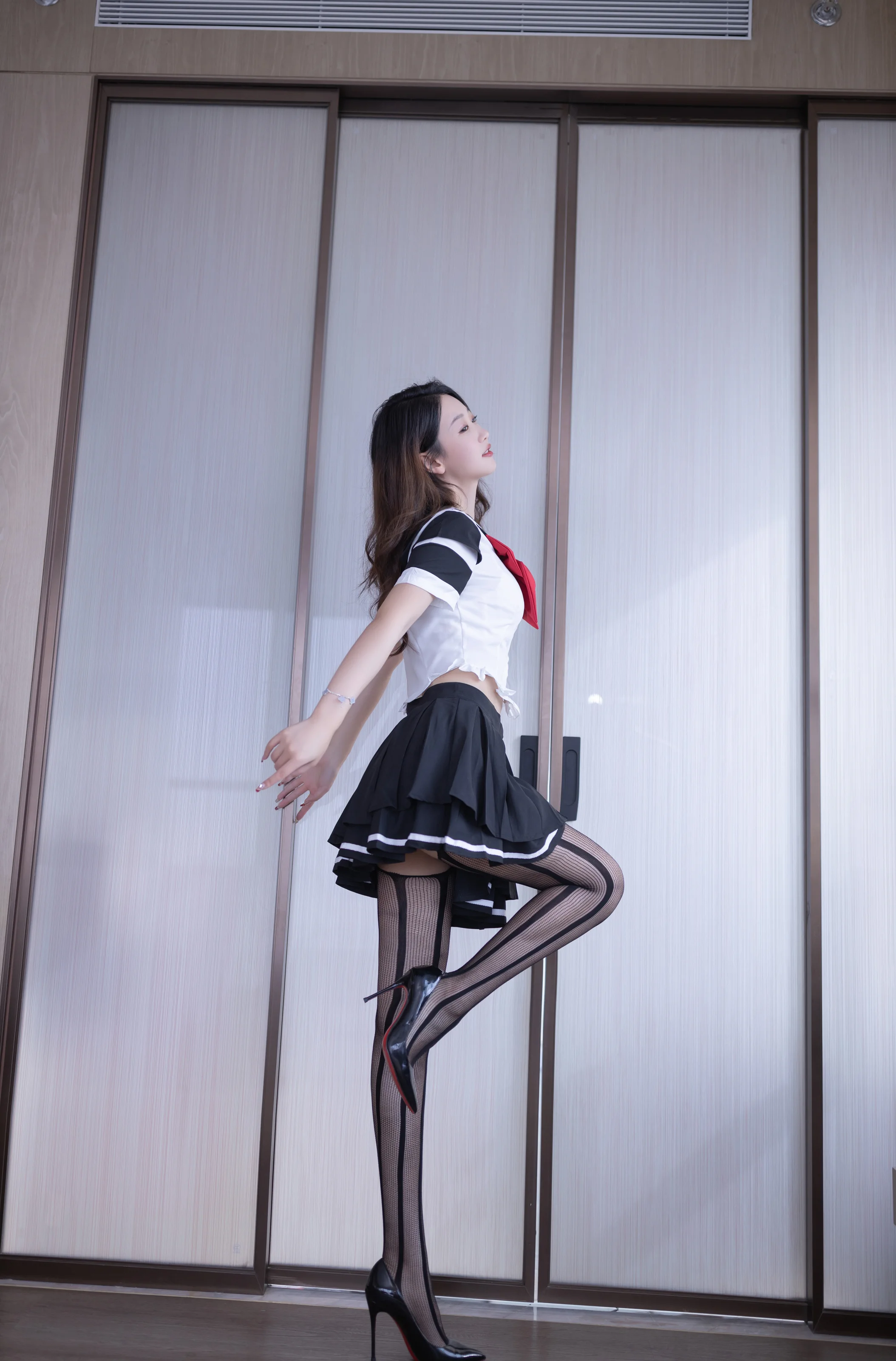 XiuRen 内购版 No.8287 唐安琪 性感黑色短裙写真 [89P]插图4