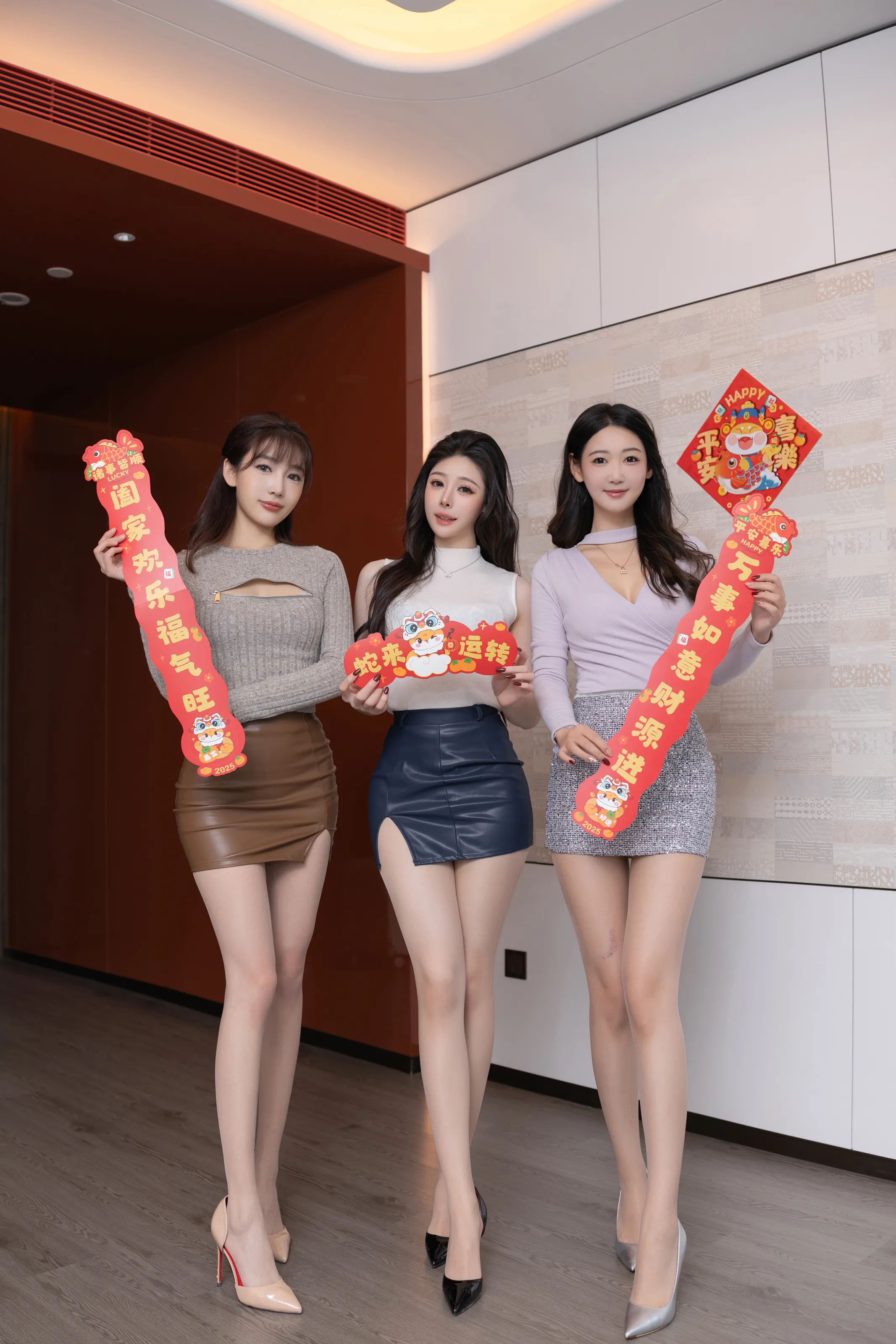 XiuRen 内购版 No.9832 陆萱萱&是小逗逗&唐安琪 三姐妹闹新春[101P]|图集秀
