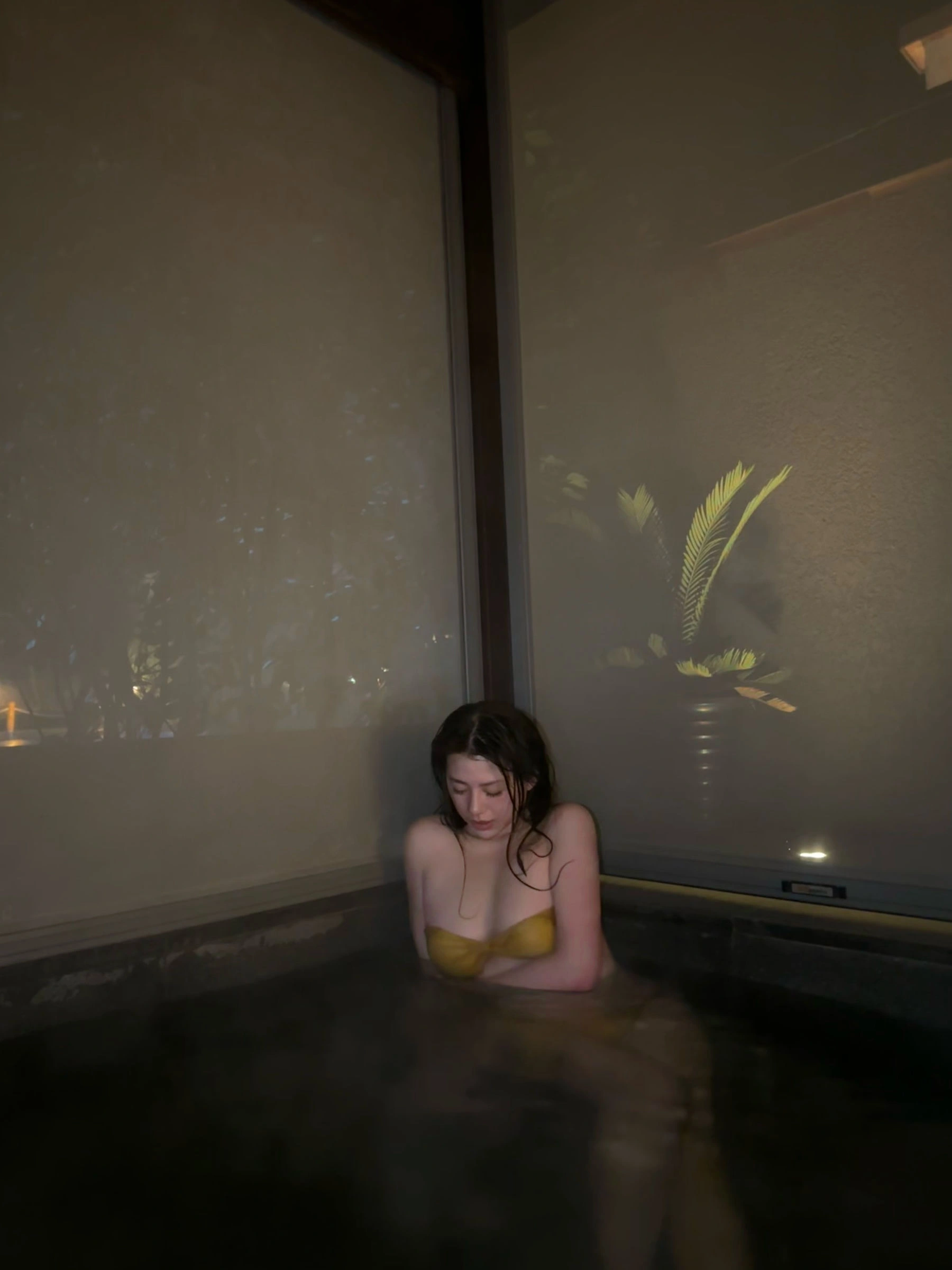 奶宝妹纸 – 深夜游泳池插图2